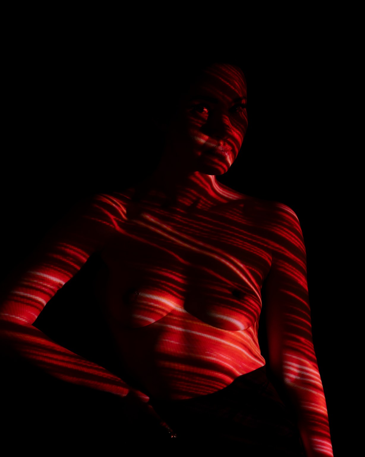 Art nude kuva värivaloissa.