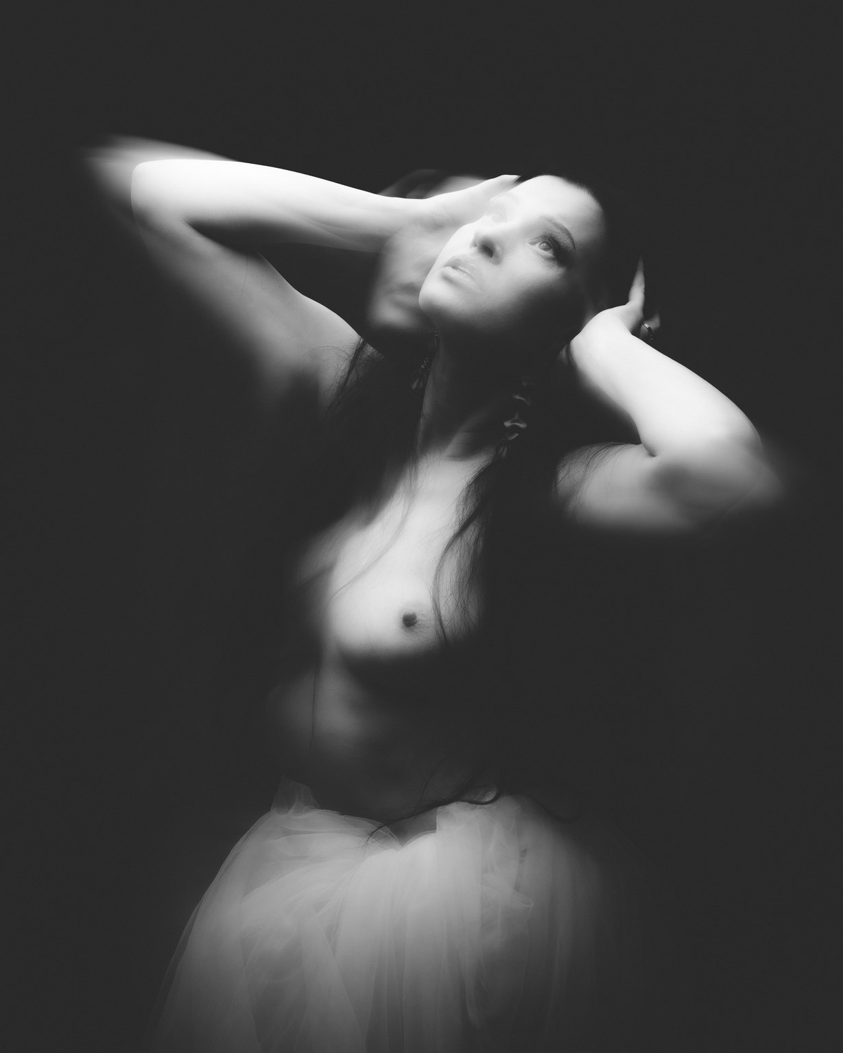 Mustavalkoinen art nude kuva naisesta.