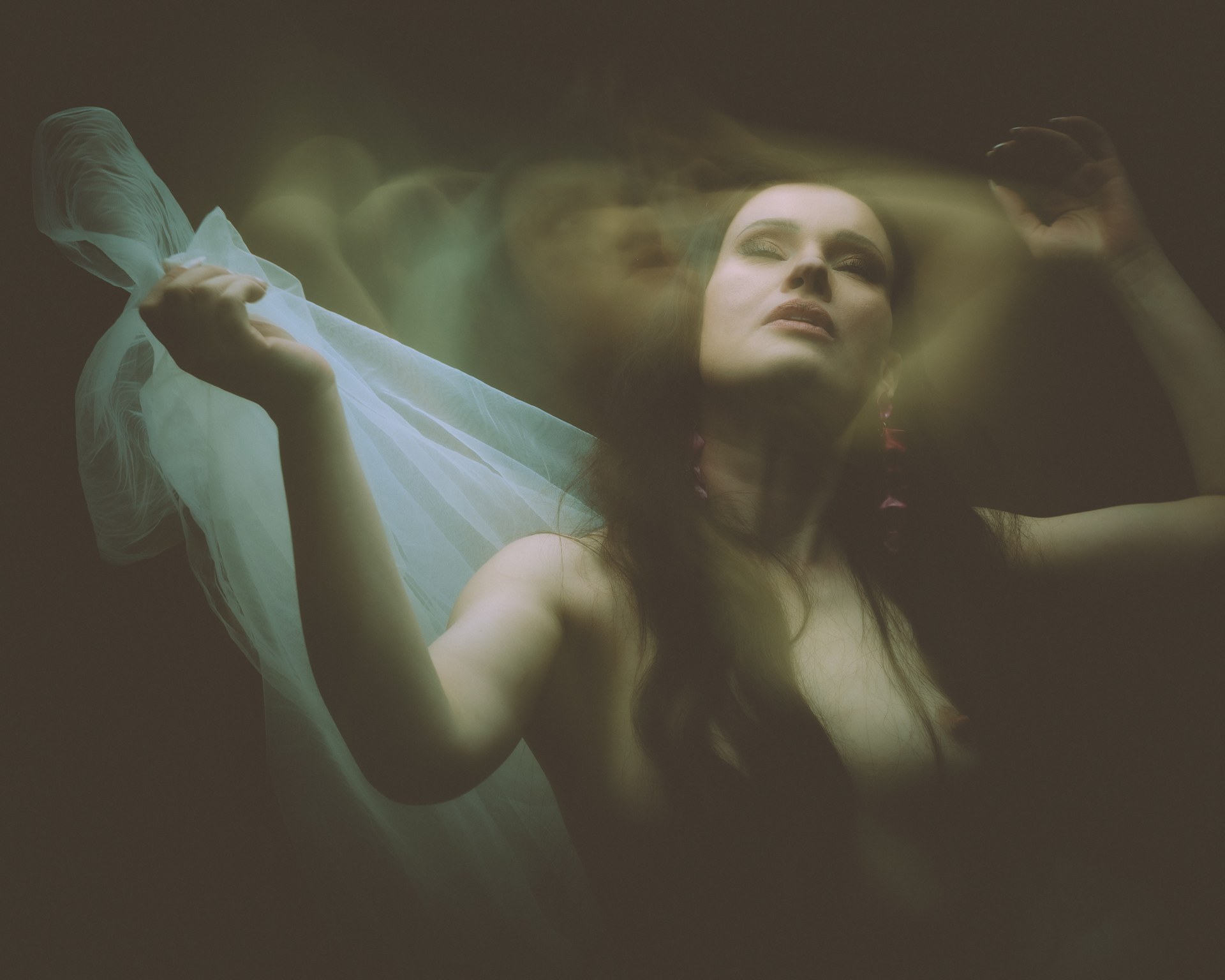 Motionblur art nude kuva naisesta. 