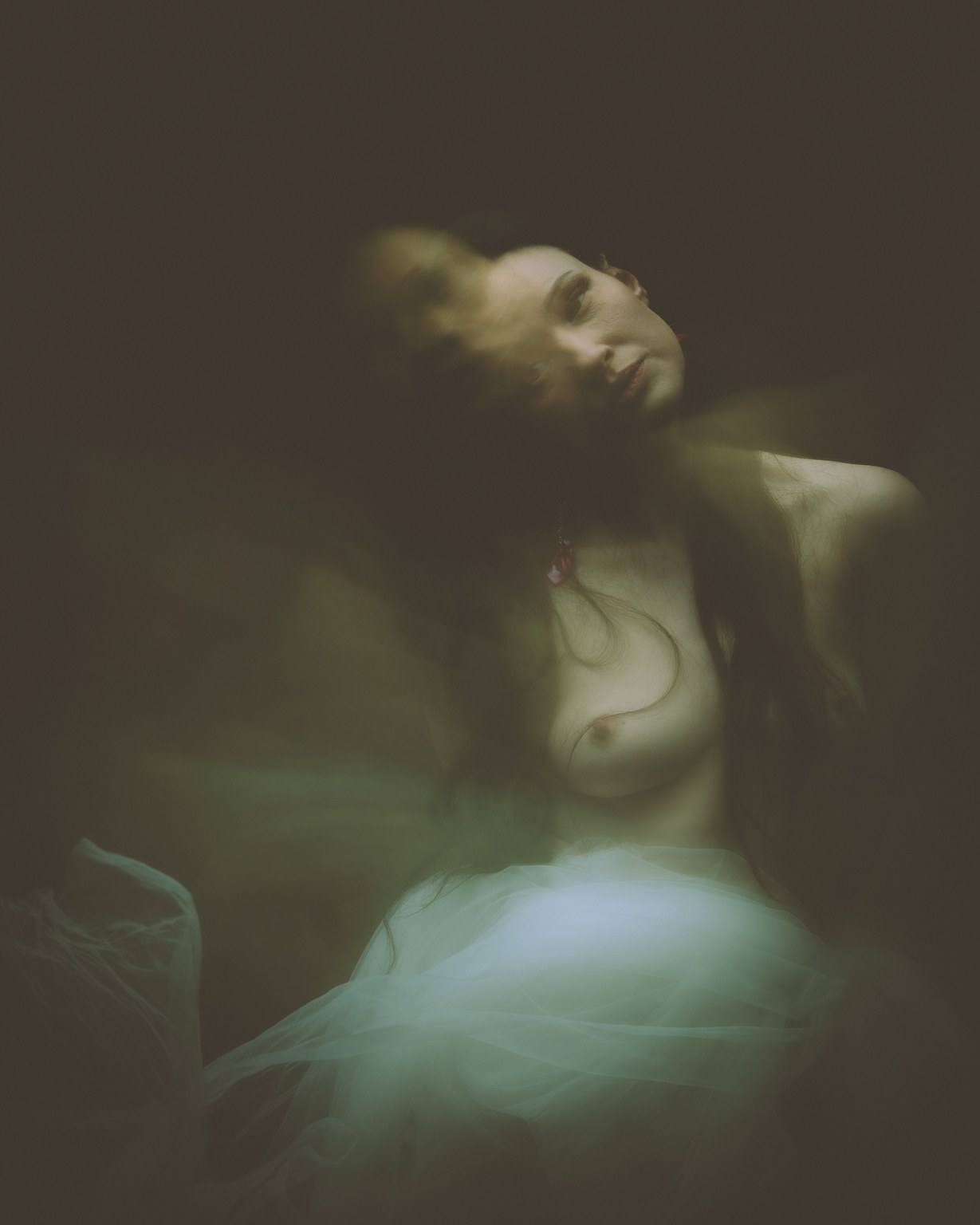 Art nude kuva naisesta.