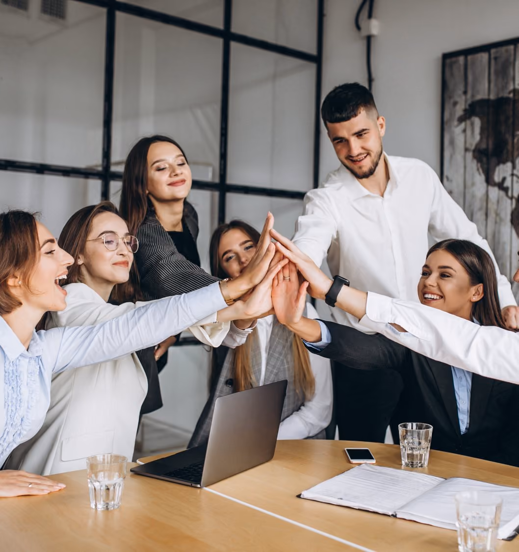 Team im Büro klatscht sich ab
