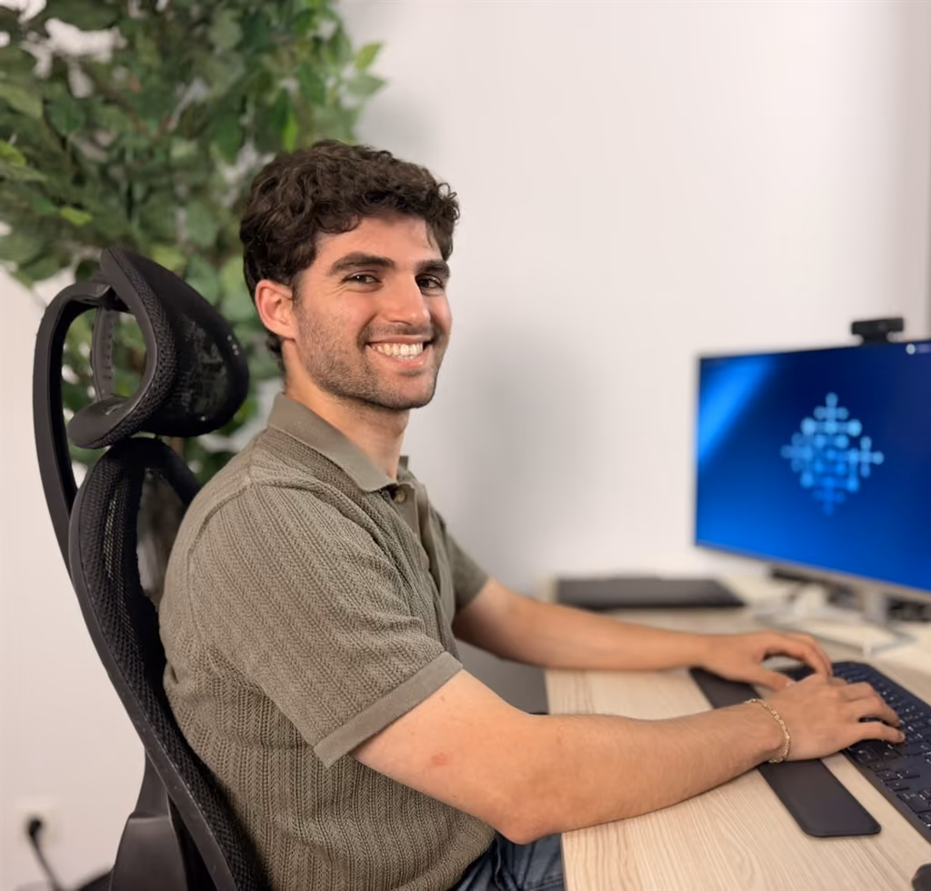 Techniker des GG IT-Systemhauses am Doppelmonitor-Arbeitsplatz im Büro in Ludwigshafen am Rhein