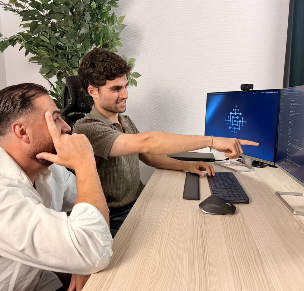 Zwei Gründer des GG IT-Systemhauses besprechen am Bildschirm den nächsten Schritt im Büro in Ludwigshafen am Rhein