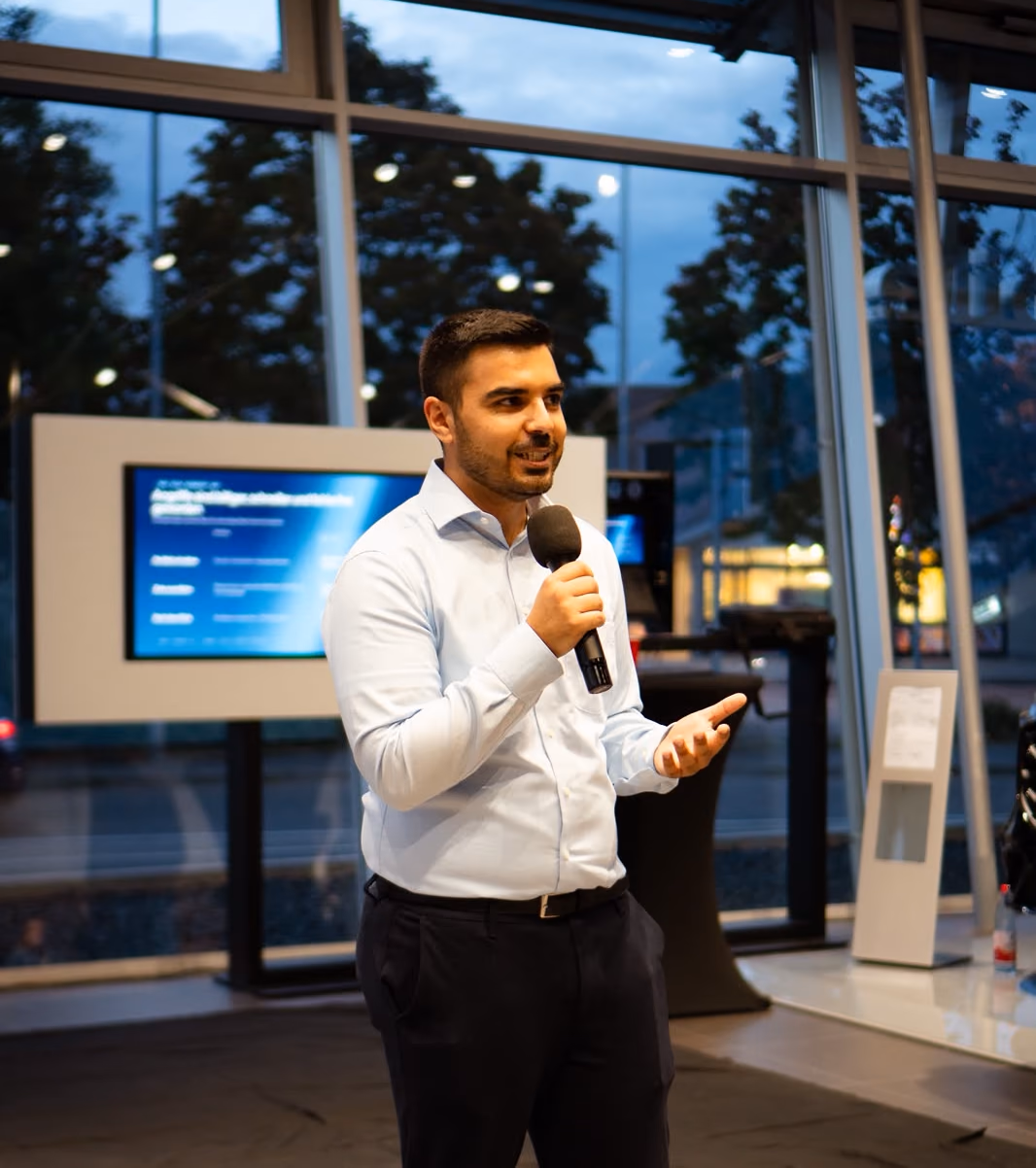 Rouven Zaman vom GG IT-Systemhaus bei einer Schulung zur IT-Sicherheit, im Hintergrund die Präsentation auf dem Bildschirm