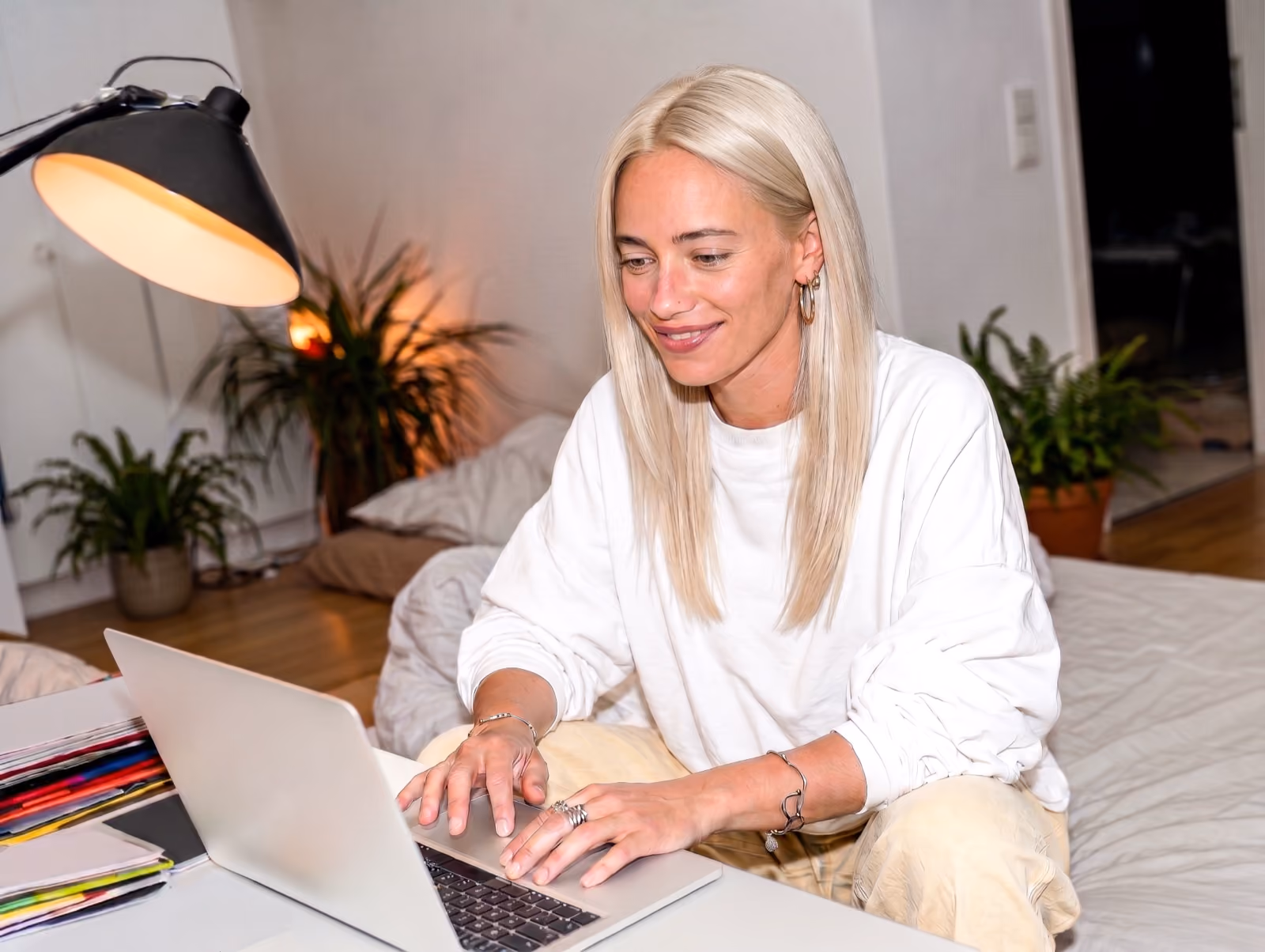 Frau bucht am Laptop einen Dauerparkplatz im Onlineshop