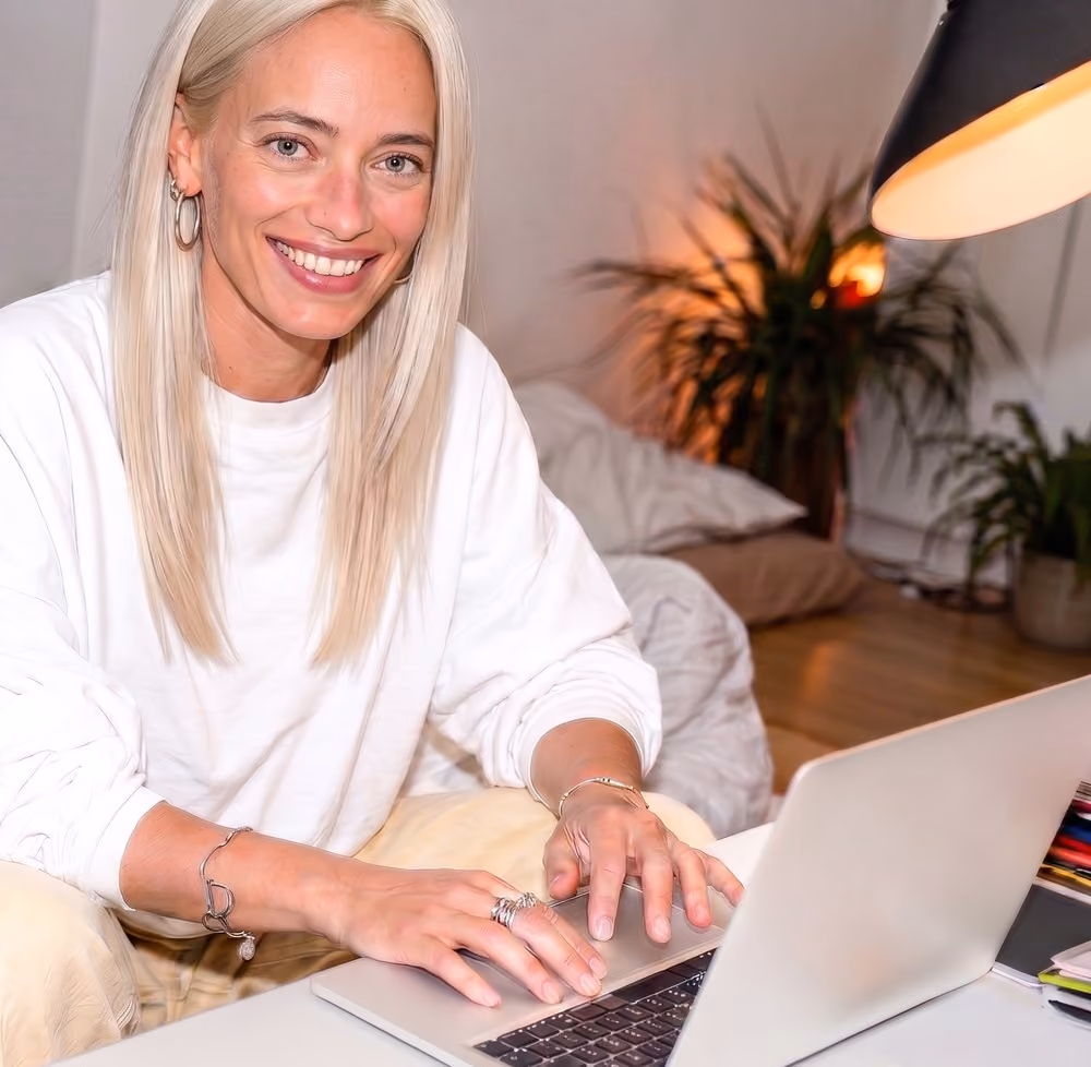 Frau am Laptop, davor die Ticketauswahl mit Tagesticket und Zehnerticket