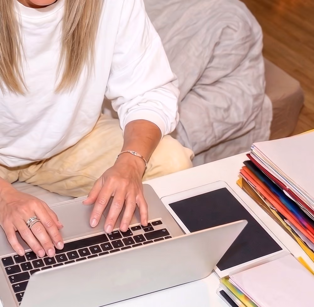Frau am Laptop, davor das Feld für den Startzeitpunkt des Tickets