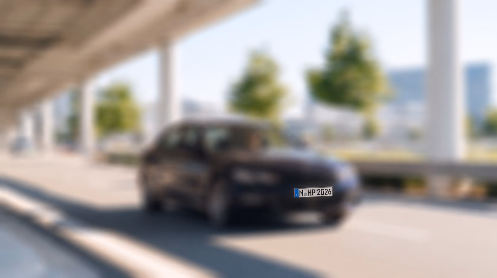 Auto fährt in eine Parkgarage, der Lesebereich des Scanners liegt auf Kennzeichenhöhe