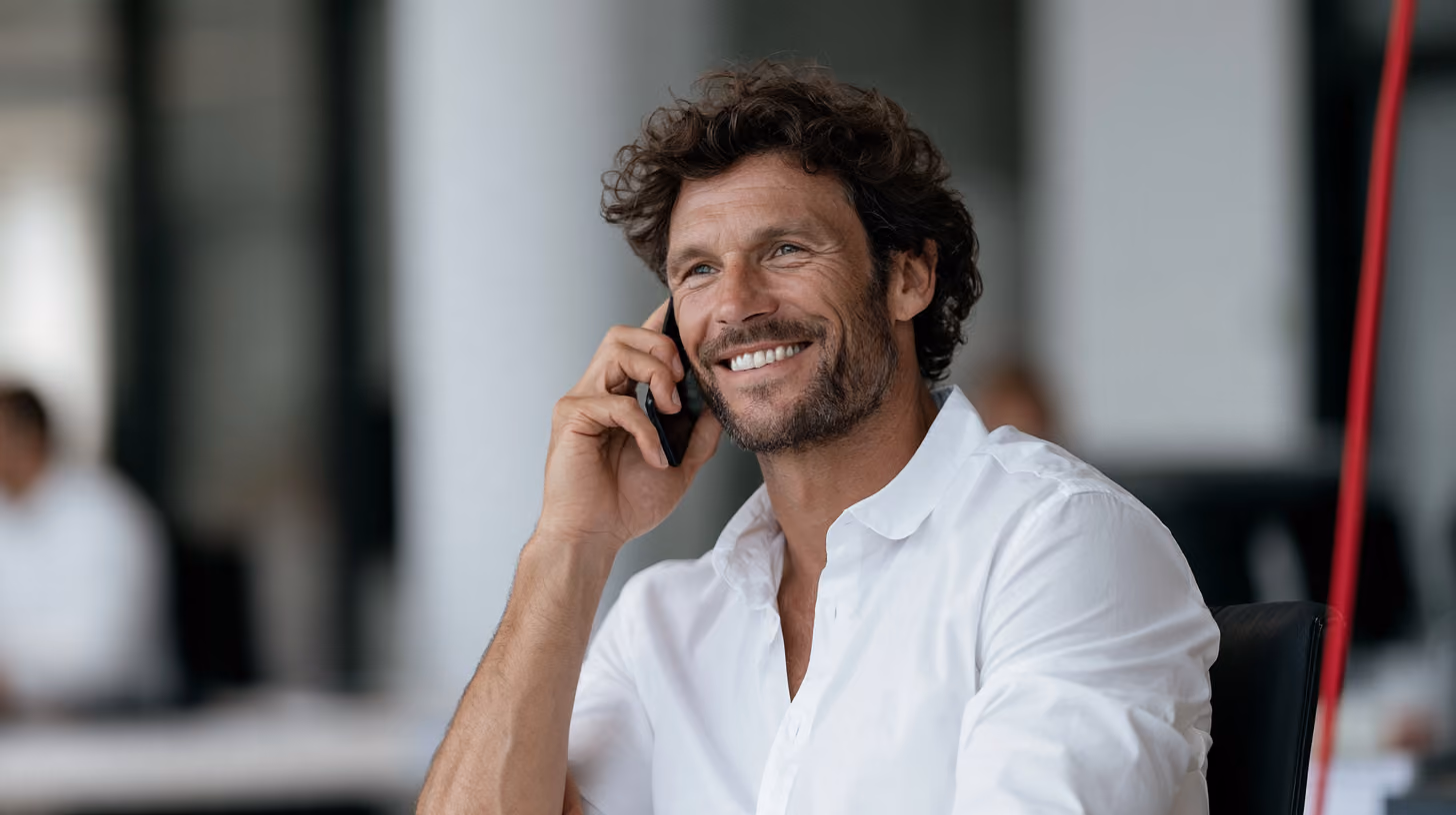 Mitarbeiter im Kundenservice telefoniert an seinem Schreibtisch