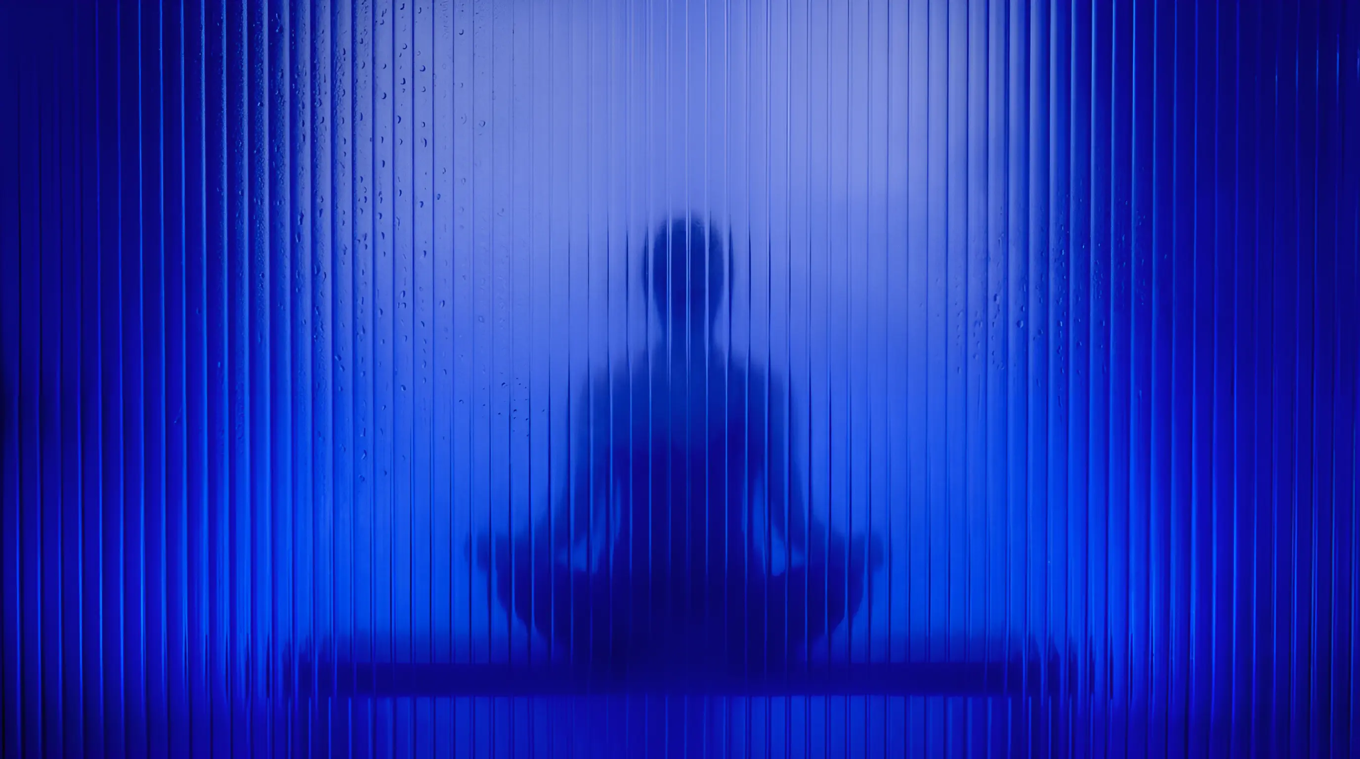 Person seated in the sauna at Plunged, recovery studio in Gent