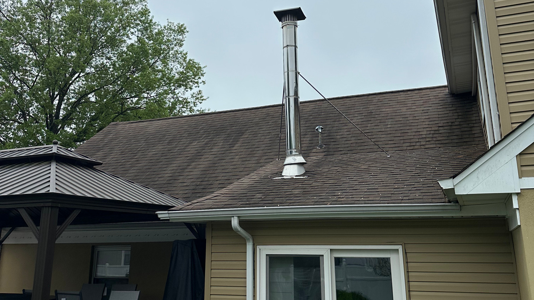 Clean siding, roofline and gutter on a Morris County home after washing