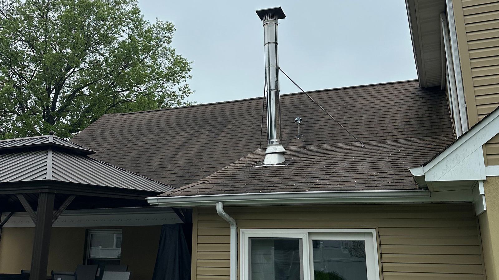 Clean siding, roofline and gutter on a Morris County home after washing