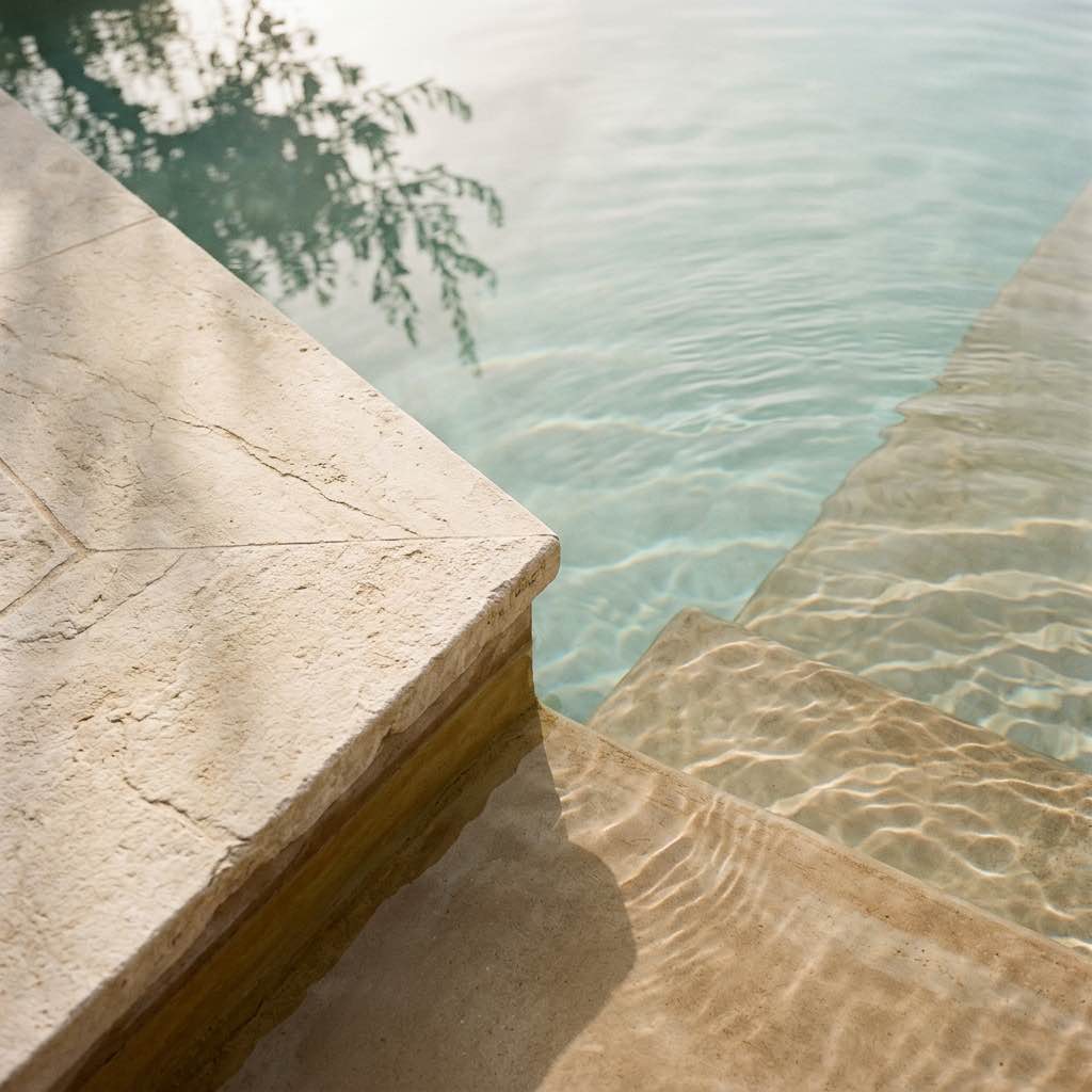 Detalle de piedra caliza junto a la piscina en Can Seren, Es Cubells, Ibiza