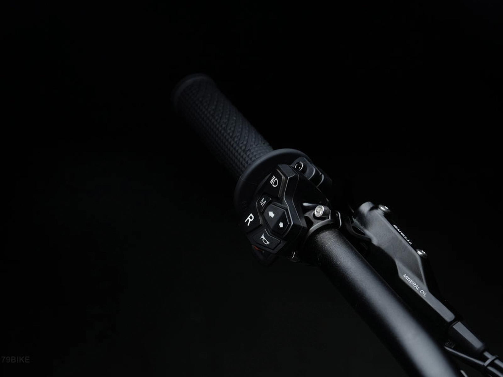 79 Bikes Falcon Pro handle bar controls.