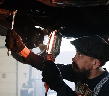 man fix car