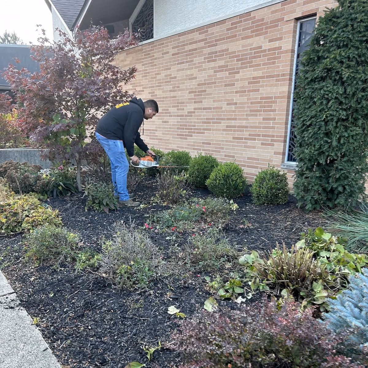 Seasonal yard cleanup near me by Howie’s Lawn Care LLC in Plain City, Ohio