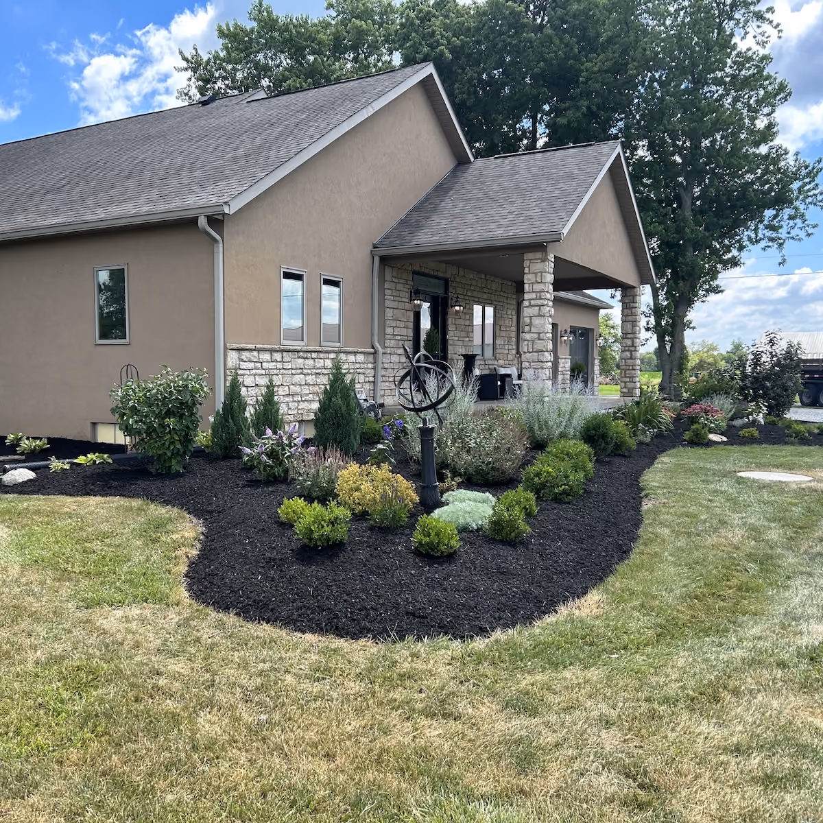 Professional mulch installation for residential landscaping by Howie’s Lawn Care LLC in Hilliard, Ohio