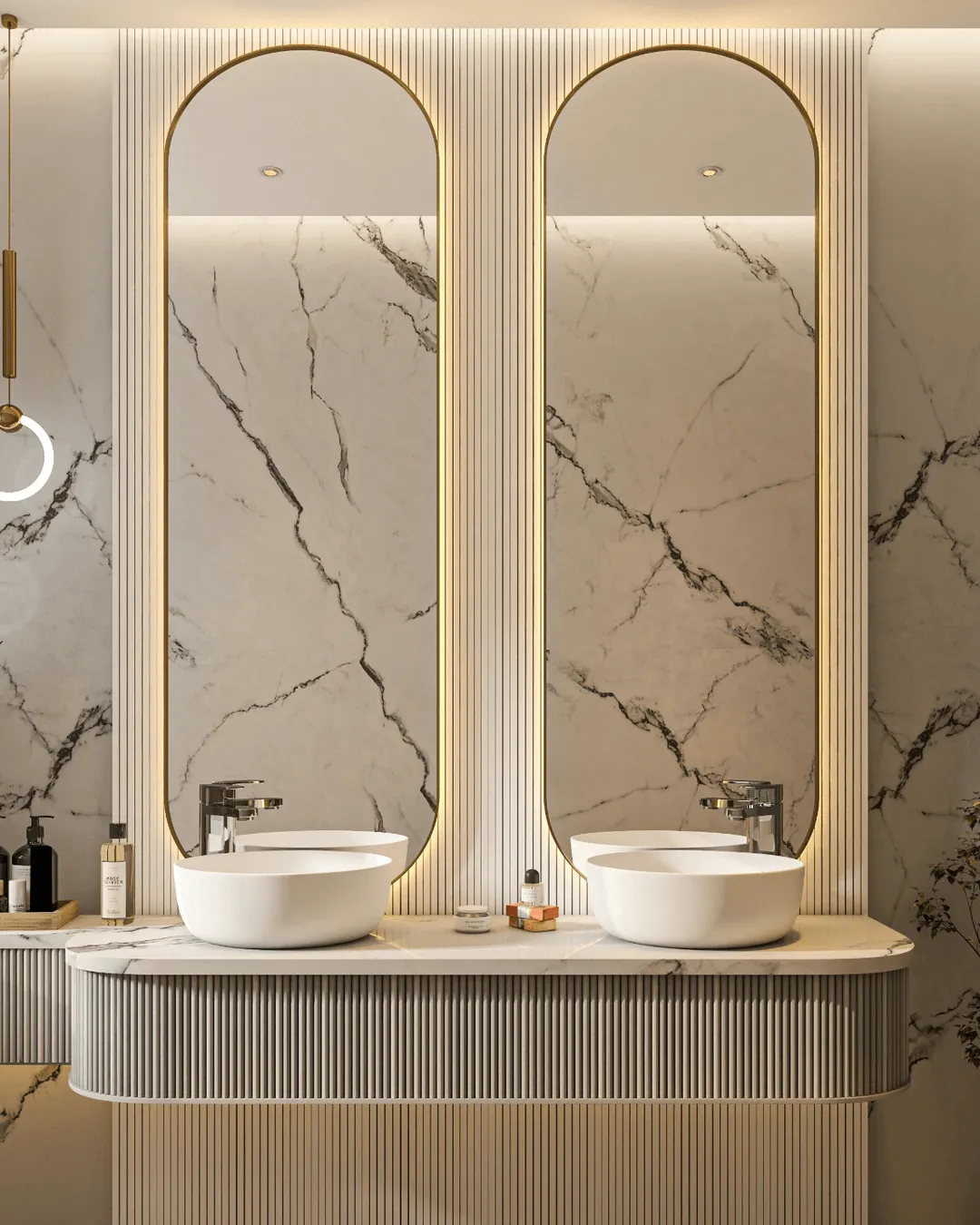 Salle de bain luxueuse nettoyée avec grands miroirs lumineux et murs en marbre