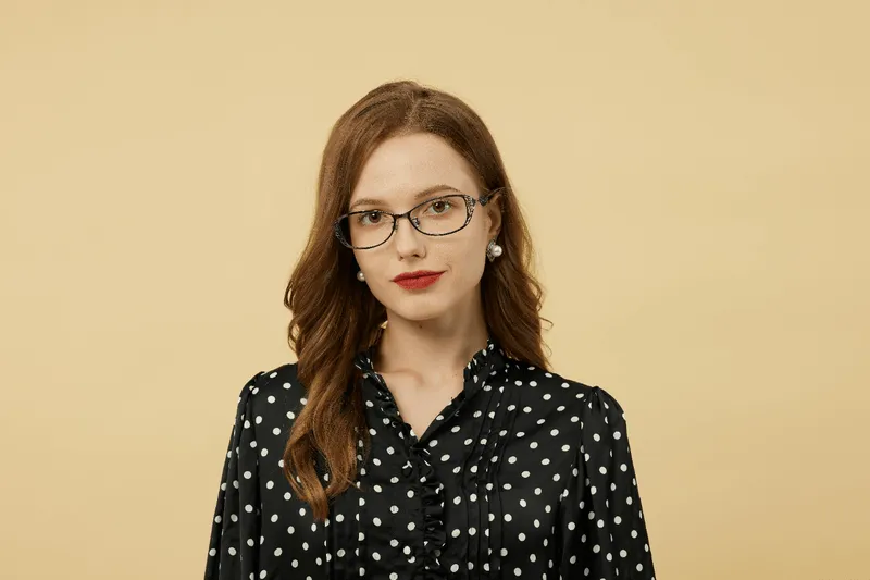 Portrait d'Anne Roberts, cliente satisfaite de Nickel Chrome