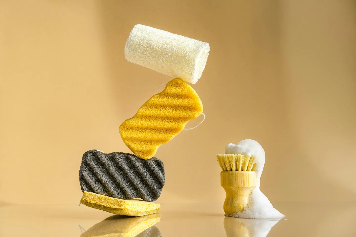 Composition artistique d'éponges et de brosses de nettoyage avec de la mousse Nickel Chrome