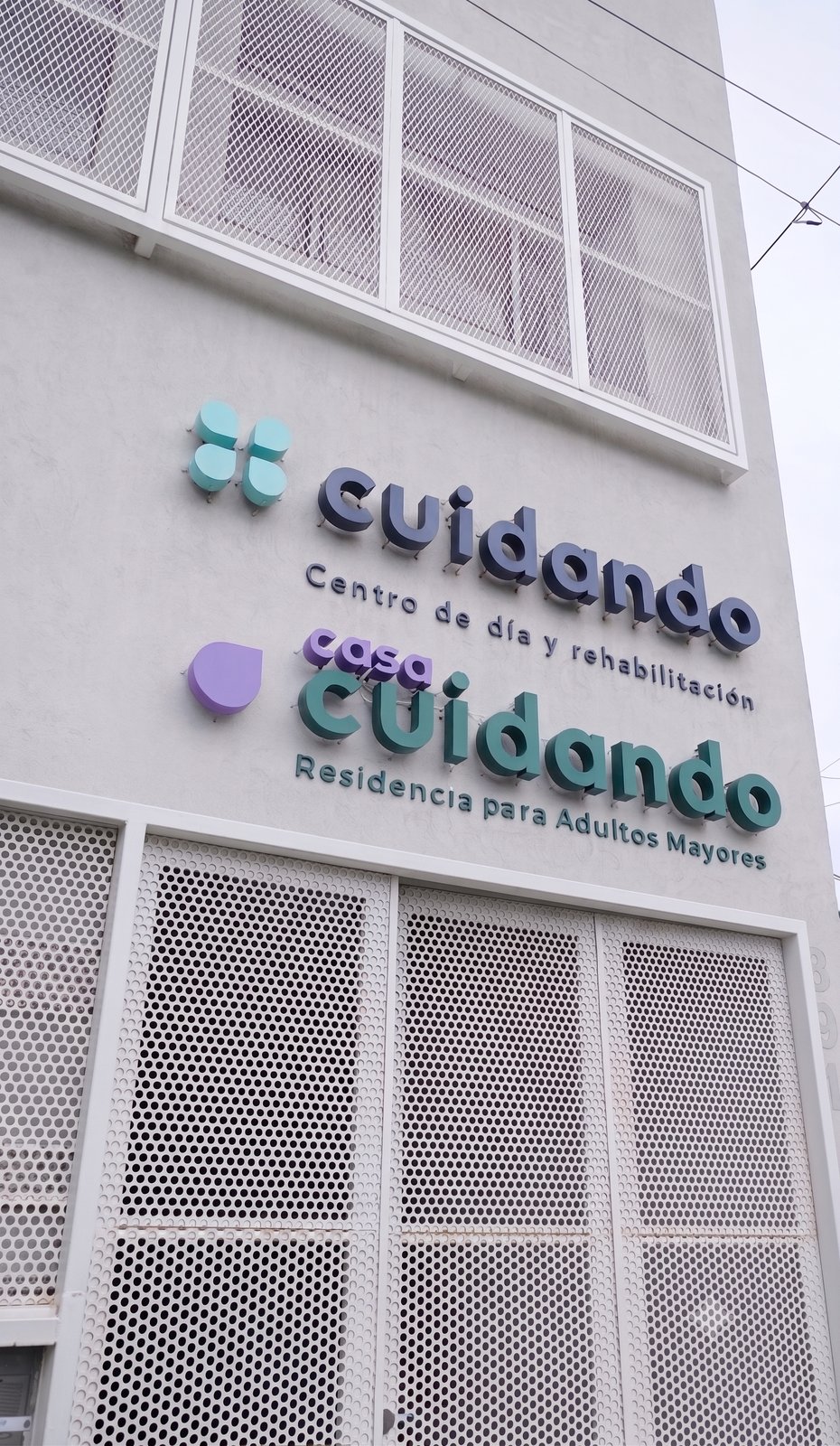 Fachada de Casa Cuidando, residencia para adultos mayores en La Plata