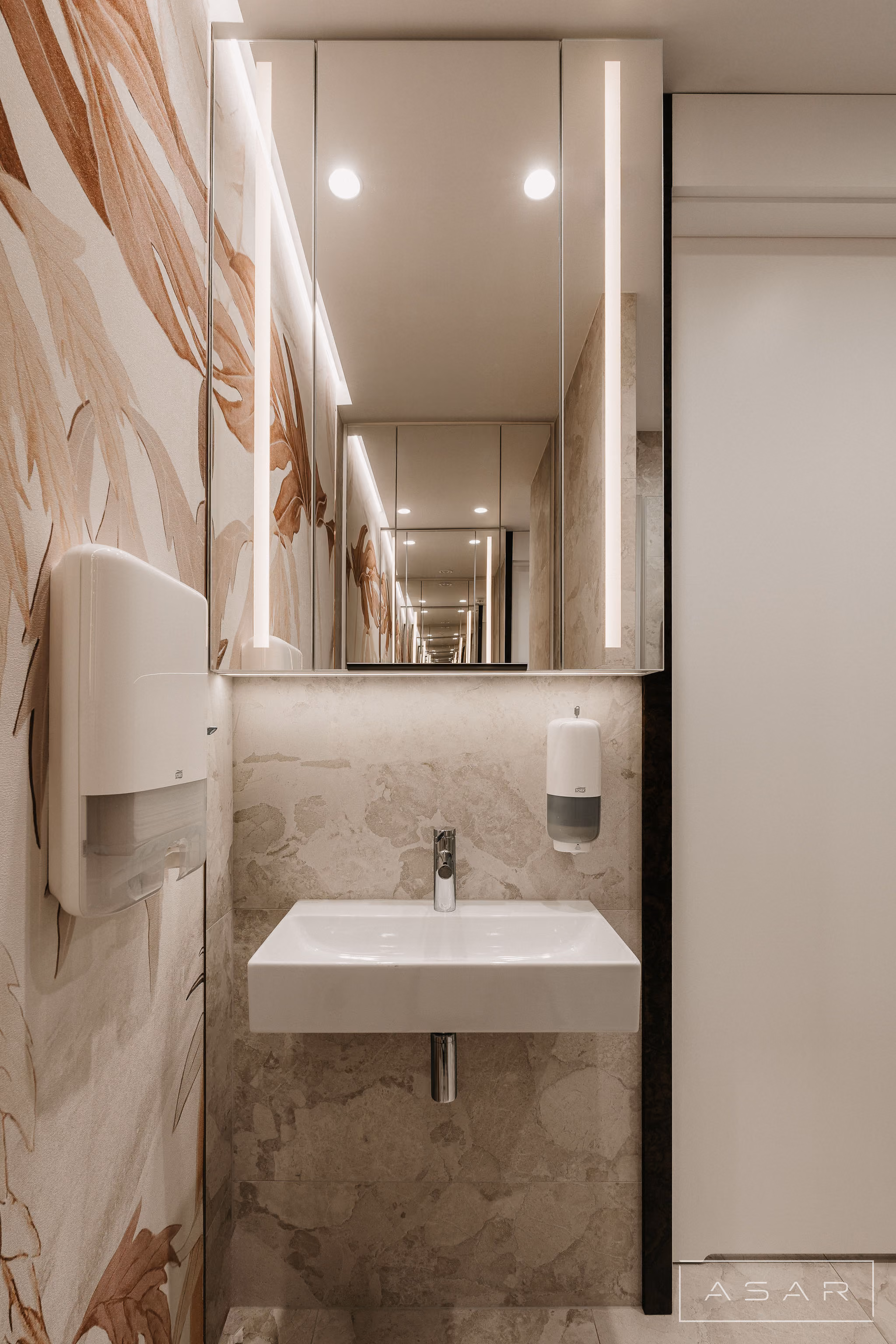 Łazienka z minimalistyczną ceramiką i dekoracyjnymi detalami – ASAR Projekt
