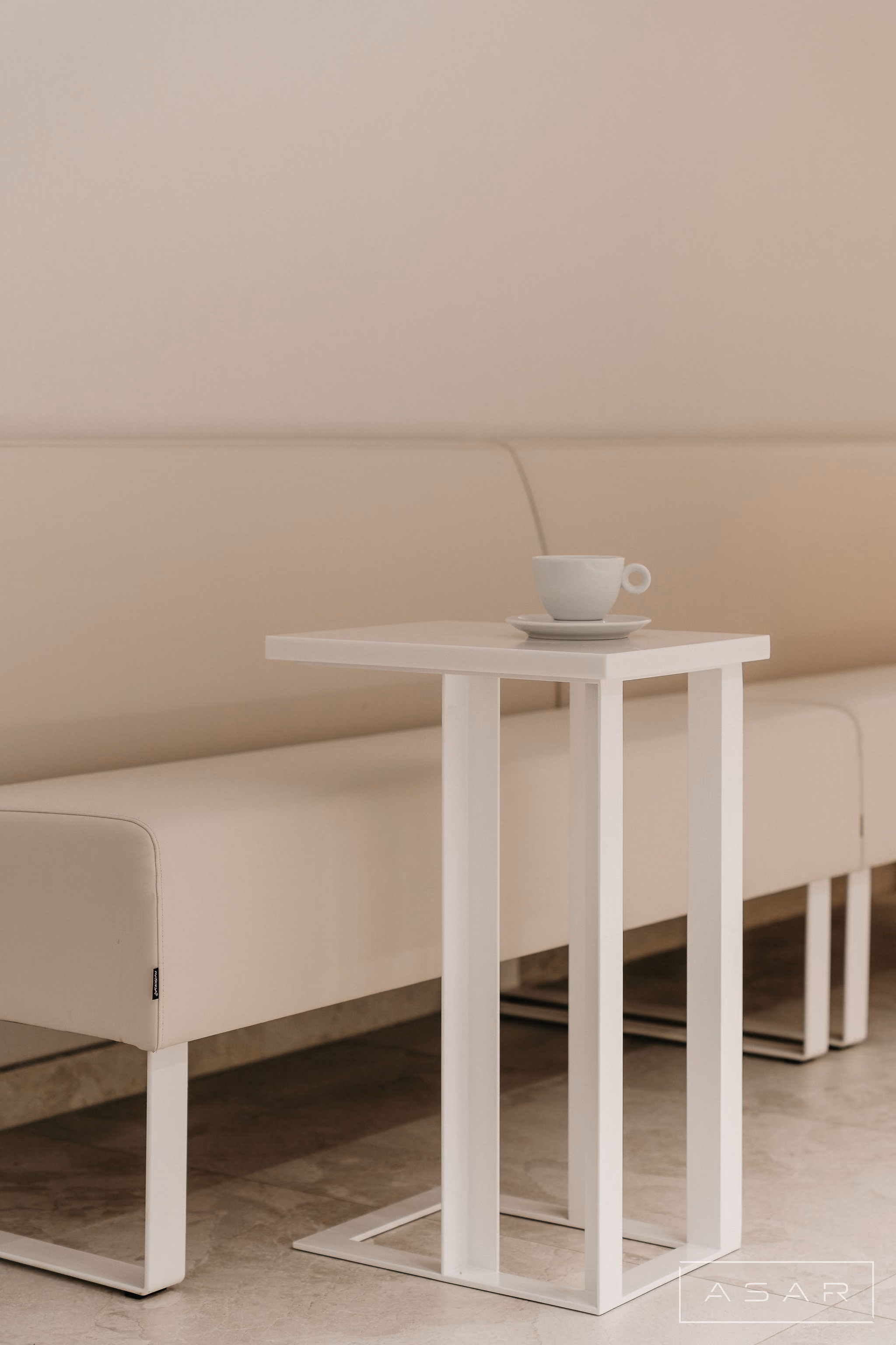 Minimalistyczna strefa poczekalni Dermedea Clinic – ASAR Projekt