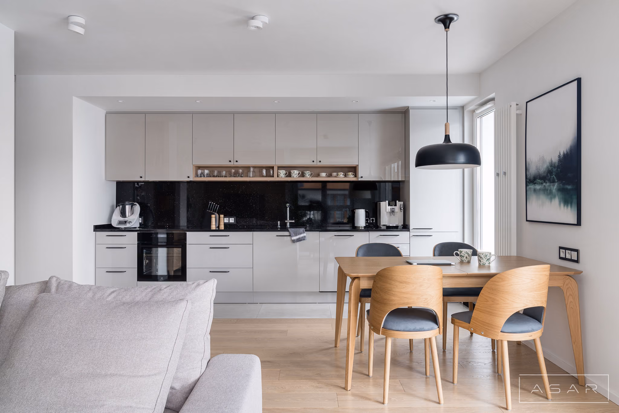 Jasna kuchnia z jadalnią w Apartamencie Oliwa – ASAR PROJEKT