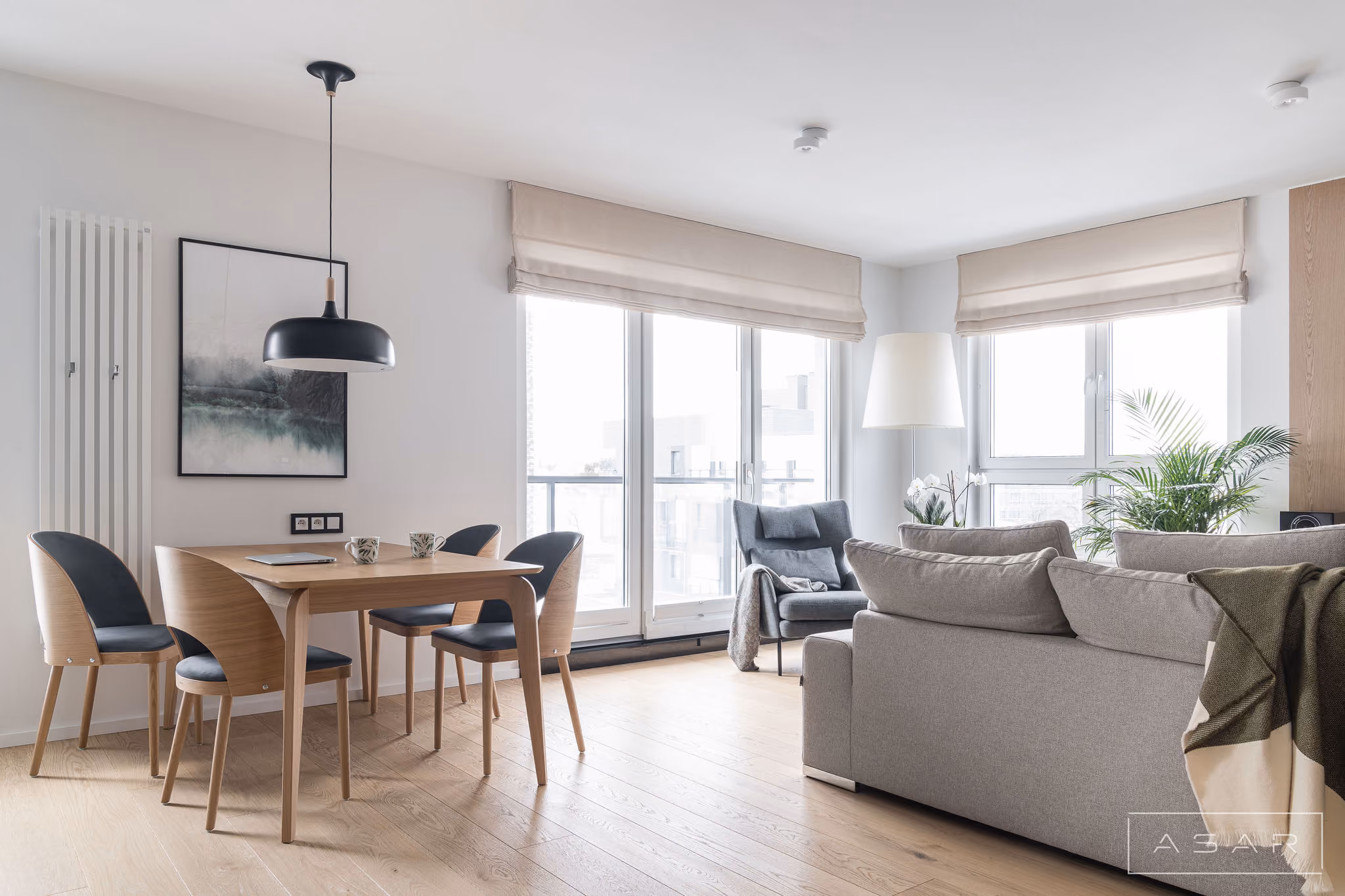 Otwarta strefa jadalni i salonu z drewnianymi elementami w Apartamencie Oliwa – ASAR PROJEKT