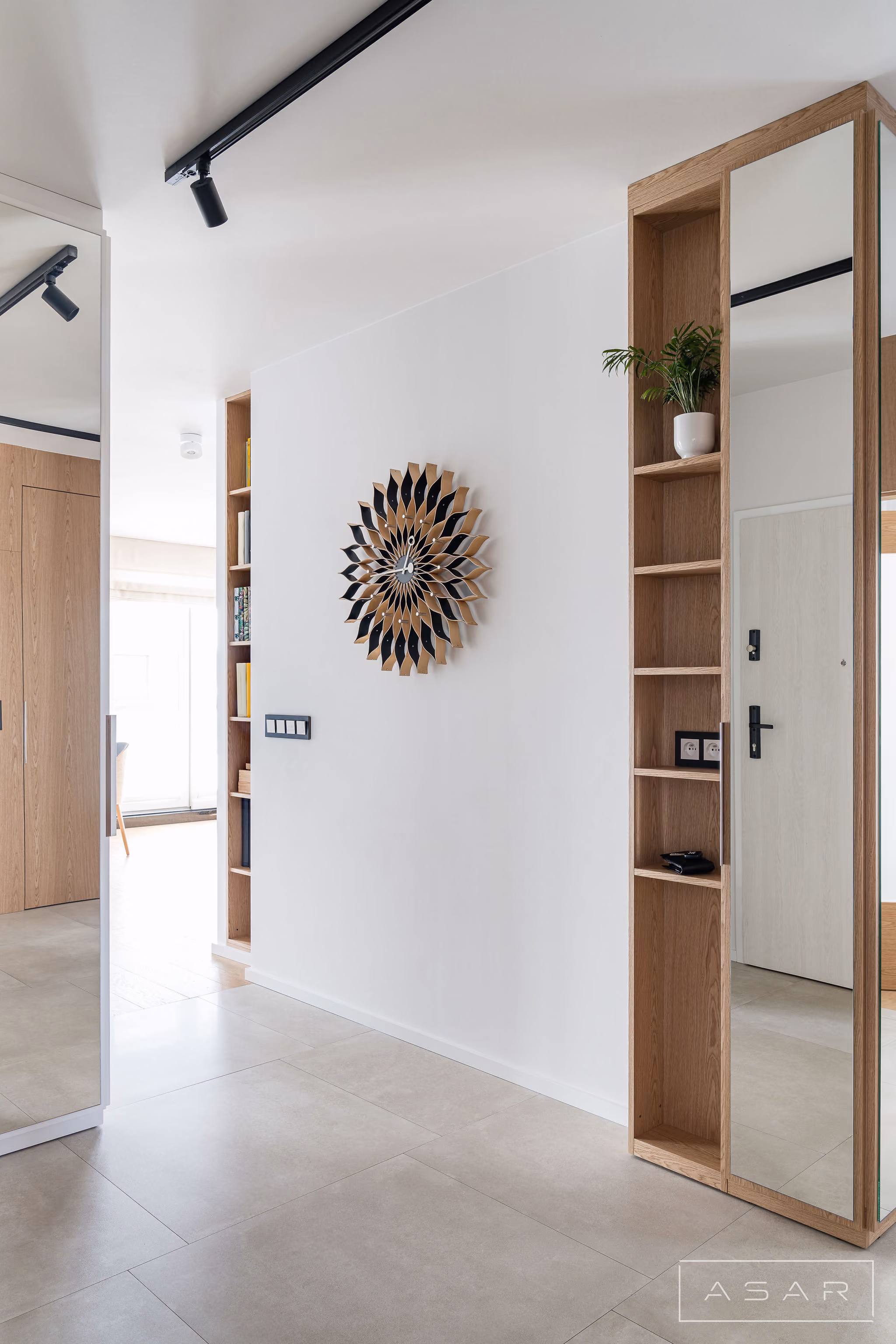 Zabudowa przedpokoju z drewnianymi frontami i wnęką w Apartamencie Oliwa – ASAR PROJEKT