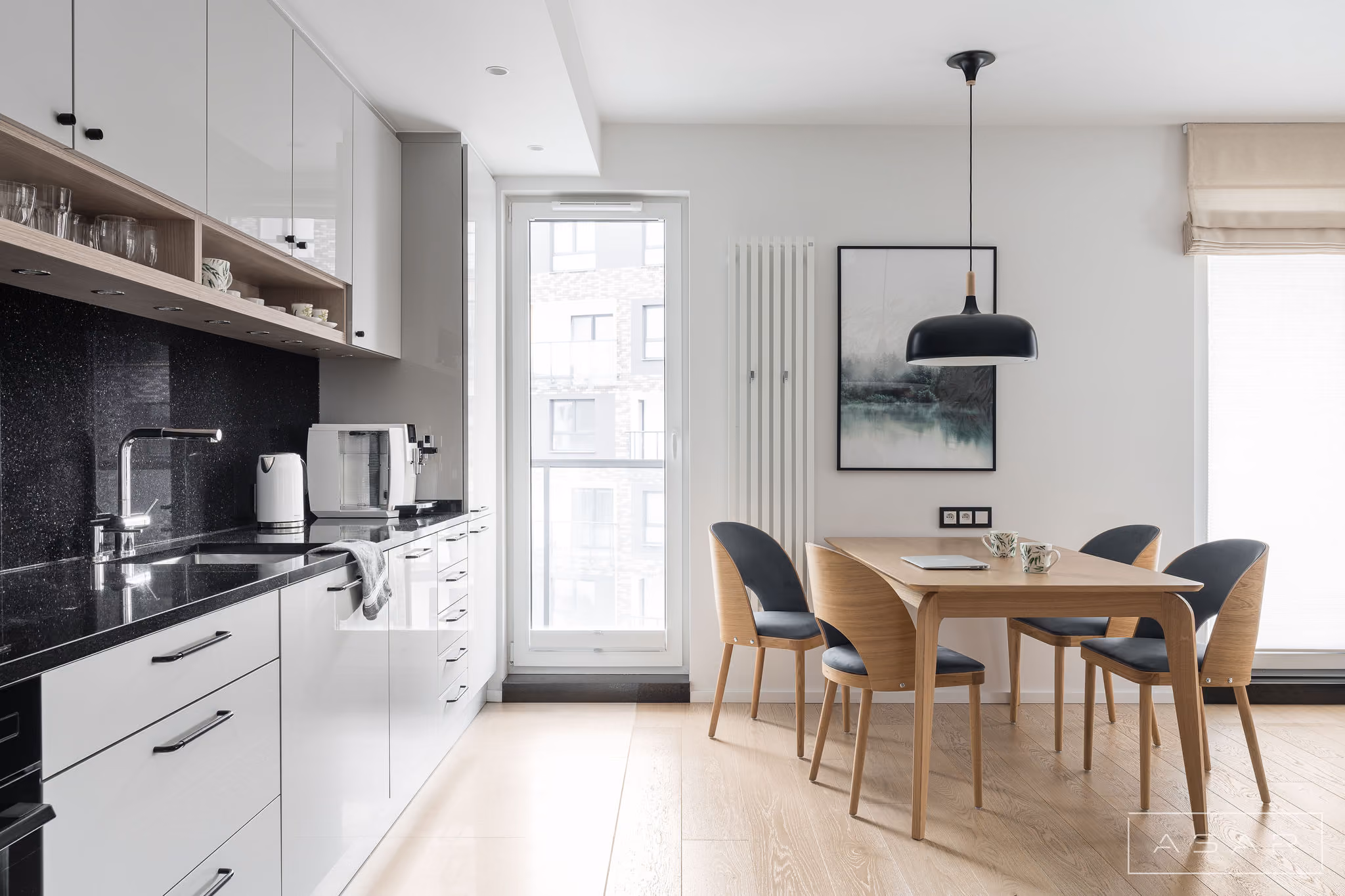 Jasna kuchnia z jadalnią w Apartamencie Oliwa – ASAR PROJEKT