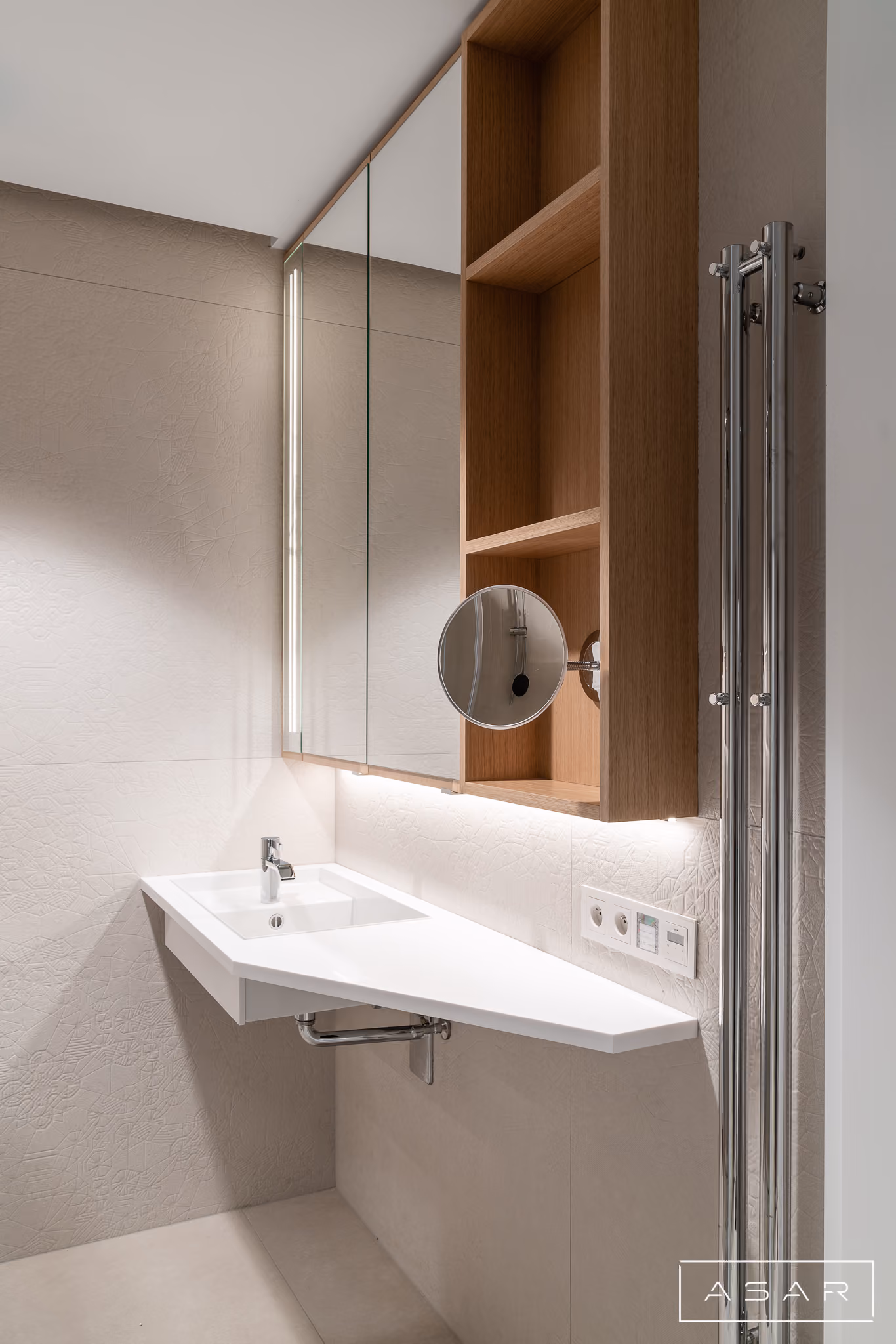 Łazienka z umywalką, lustrem i drewnianą zabudową w Apartamencie Przymorze – ASAR PROJEKT