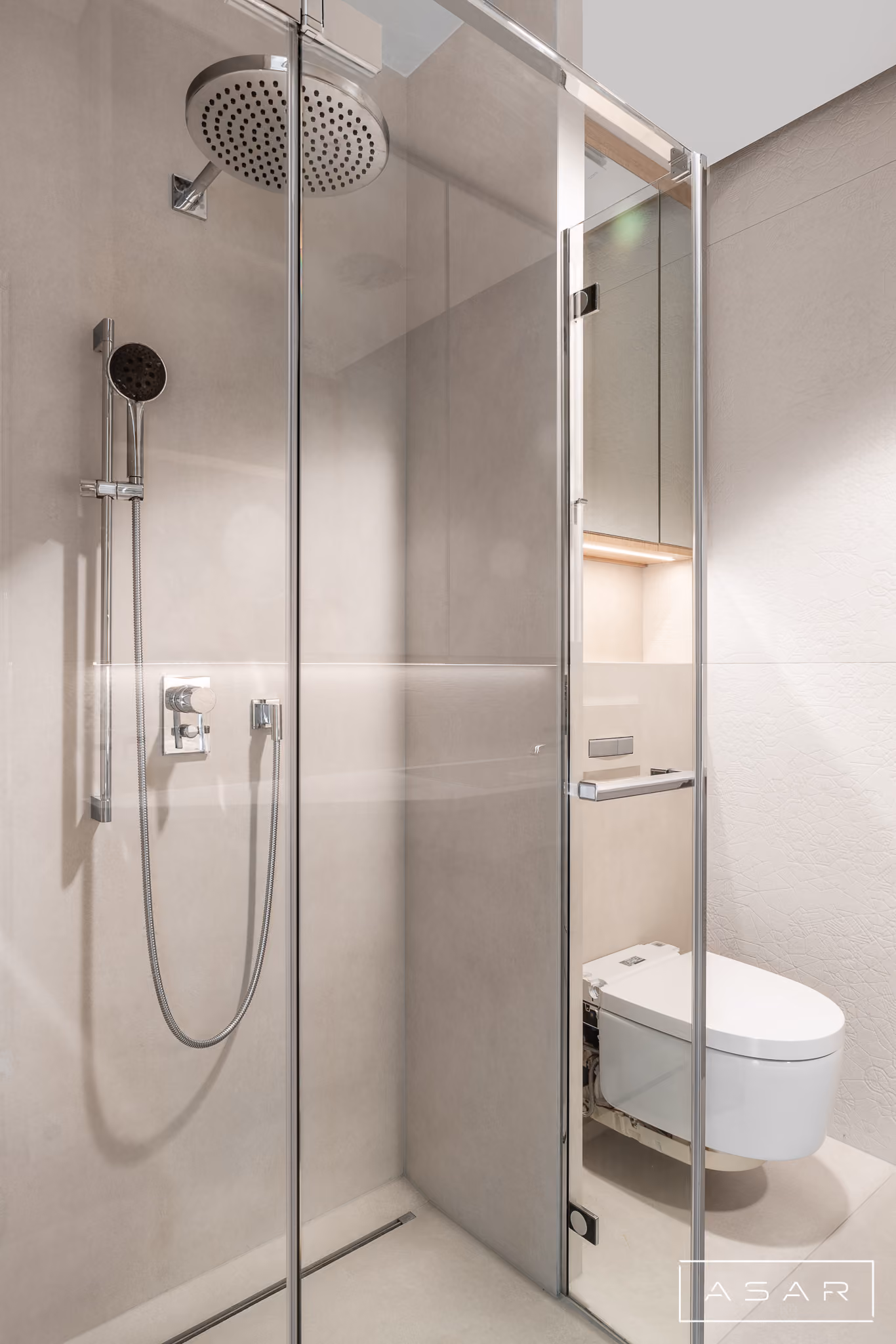Łazienka z prysznicem i jasną zabudową w Apartamencie Przymorze – ASAR PROJEKT
