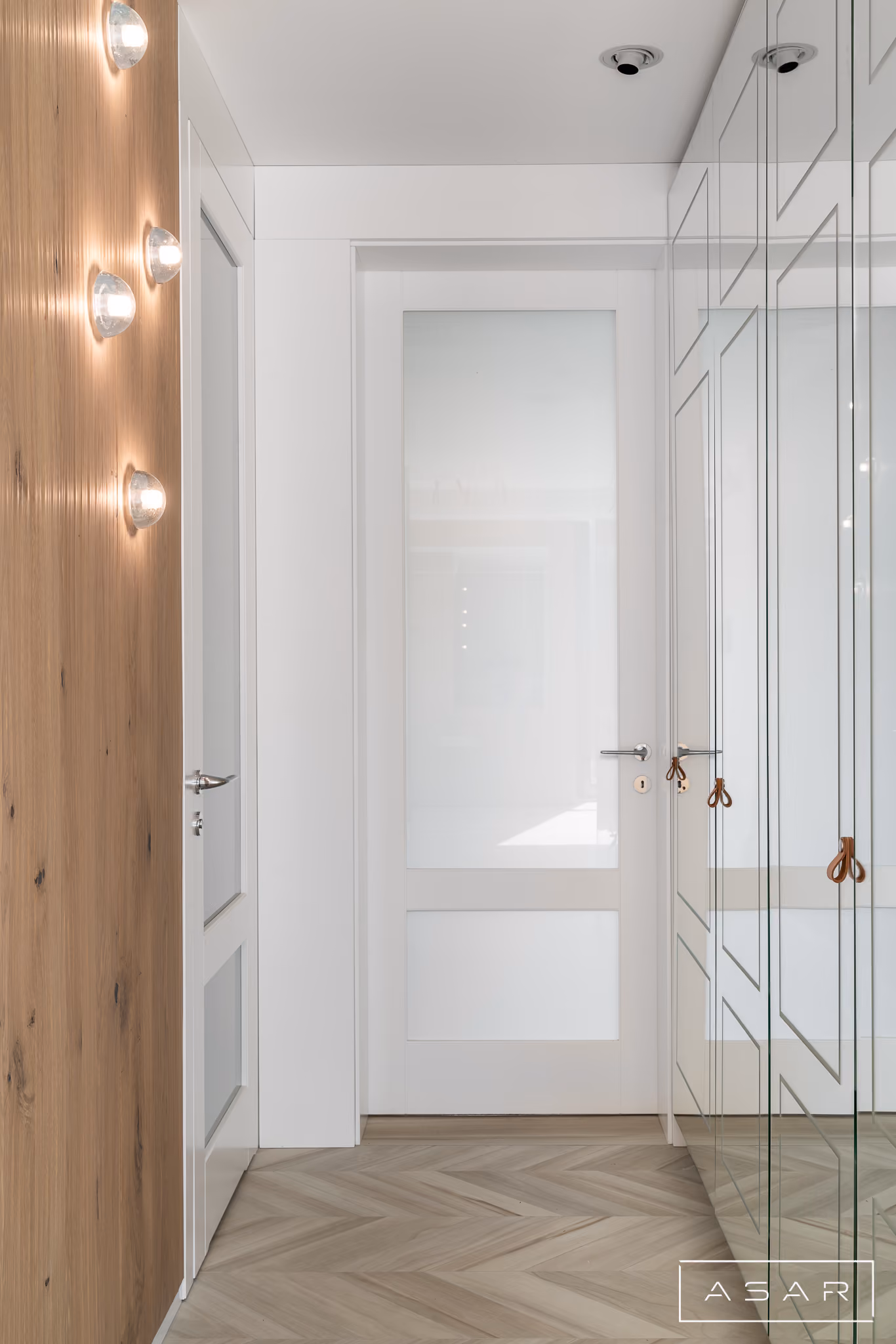 Jasna zabudowa wnętrza z drewnianymi elementami w Apartamencie Przymorze – ASAR PROJEKT