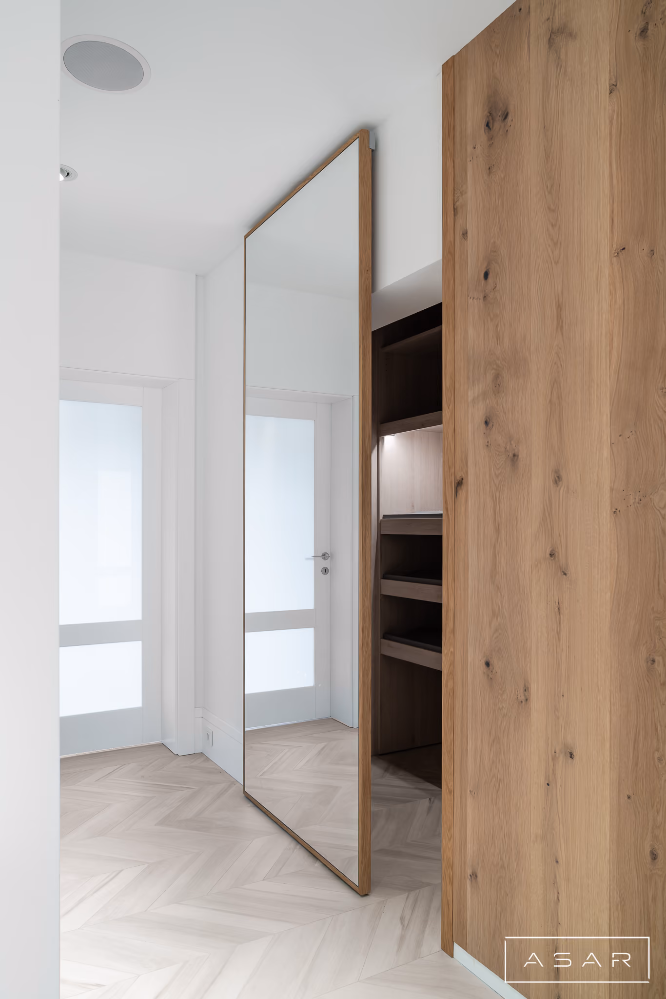 Jasny korytarz z drewnianą zabudową w Apartamencie Przymorze – ASAR PROJEKT