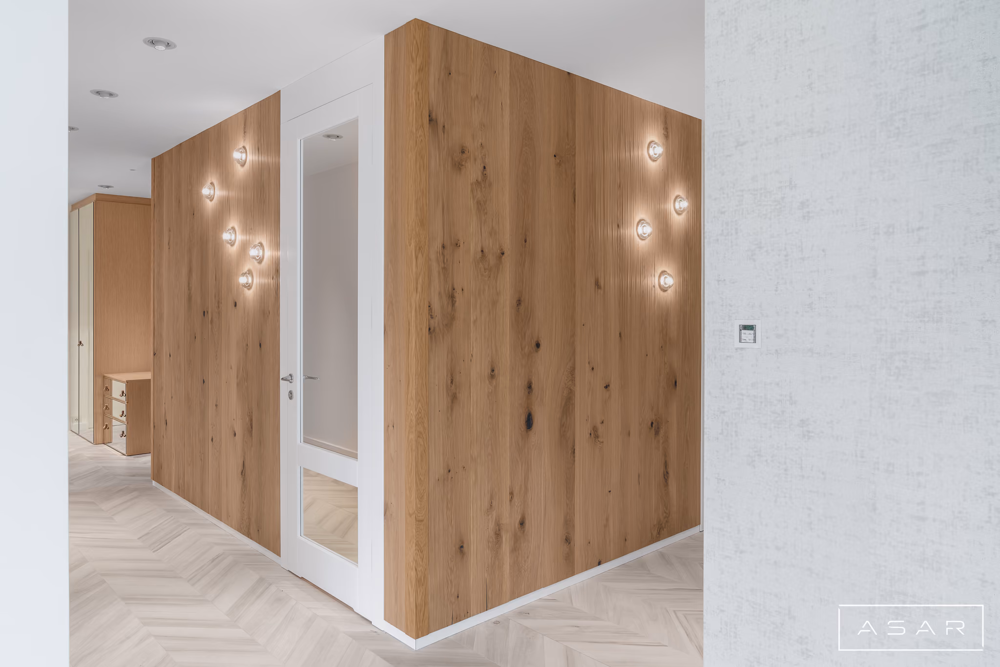 Drewniana zabudowa z półkami i drzwiami w Apartamencie Przymorze – ASAR PROJEKT