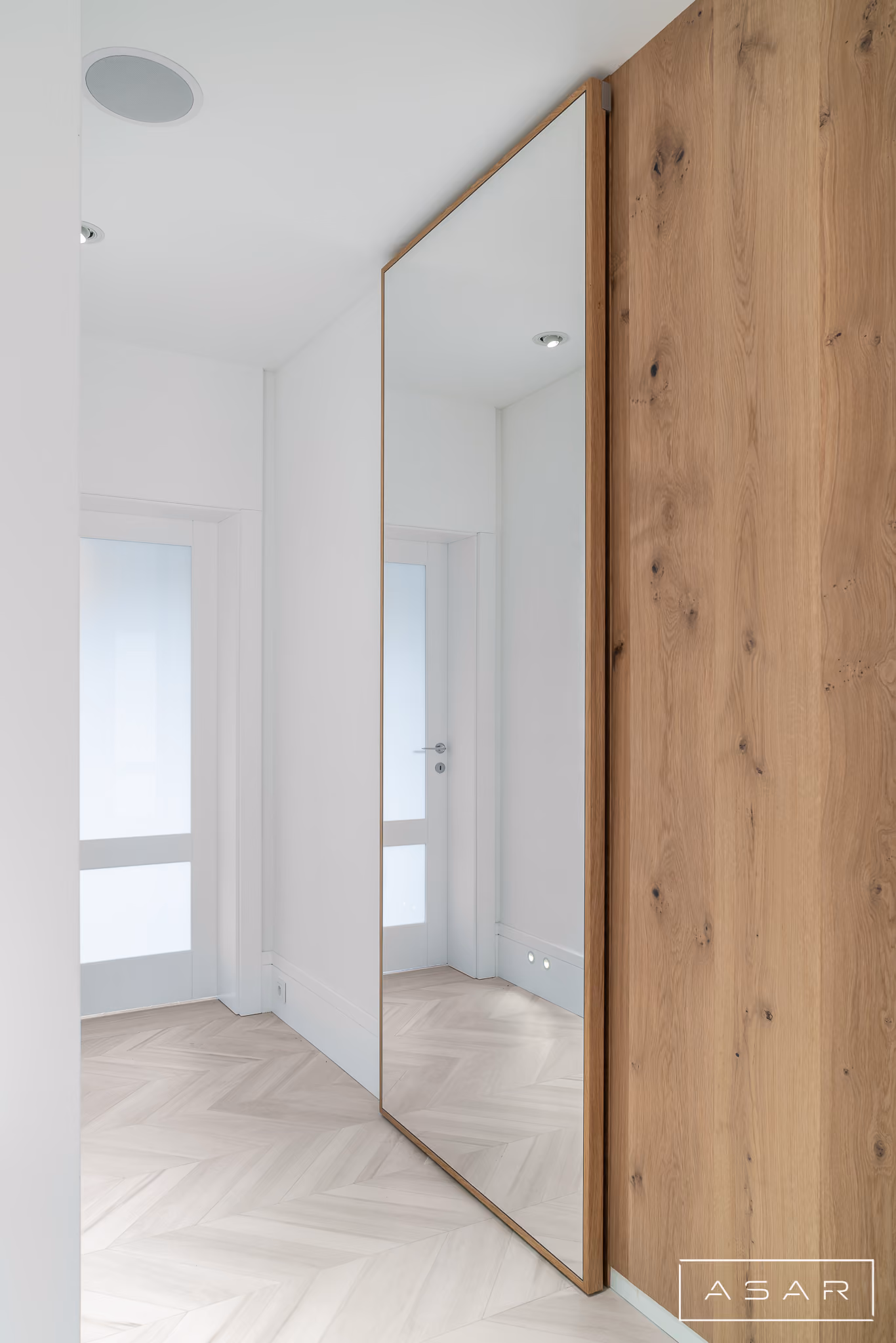 Jasny korytarz z drewnianą zabudową w Apartamencie Przymorze – ASAR PROJEKT