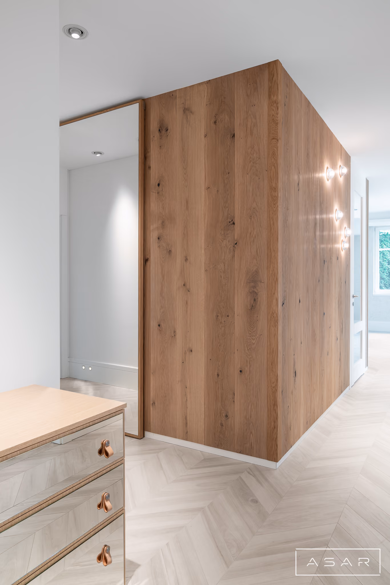 Drewniana zabudowa z lustrem i oświetleniem w Apartamencie Przymorze – ASAR PROJEKT