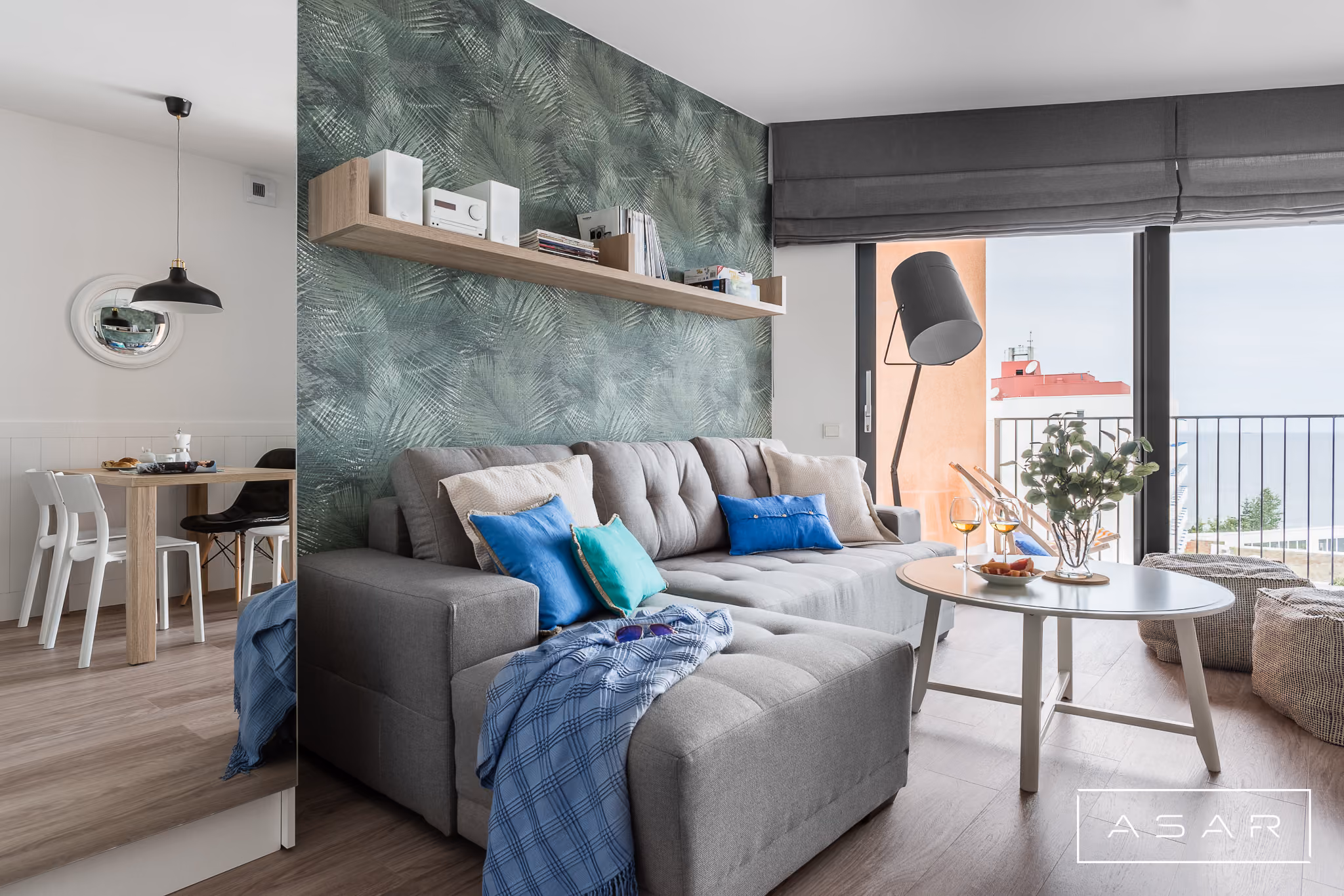 ASAR Projekt – mieszkanie w Międzyzdrojach – jasny salon z jadalnią i widokiem na morze
