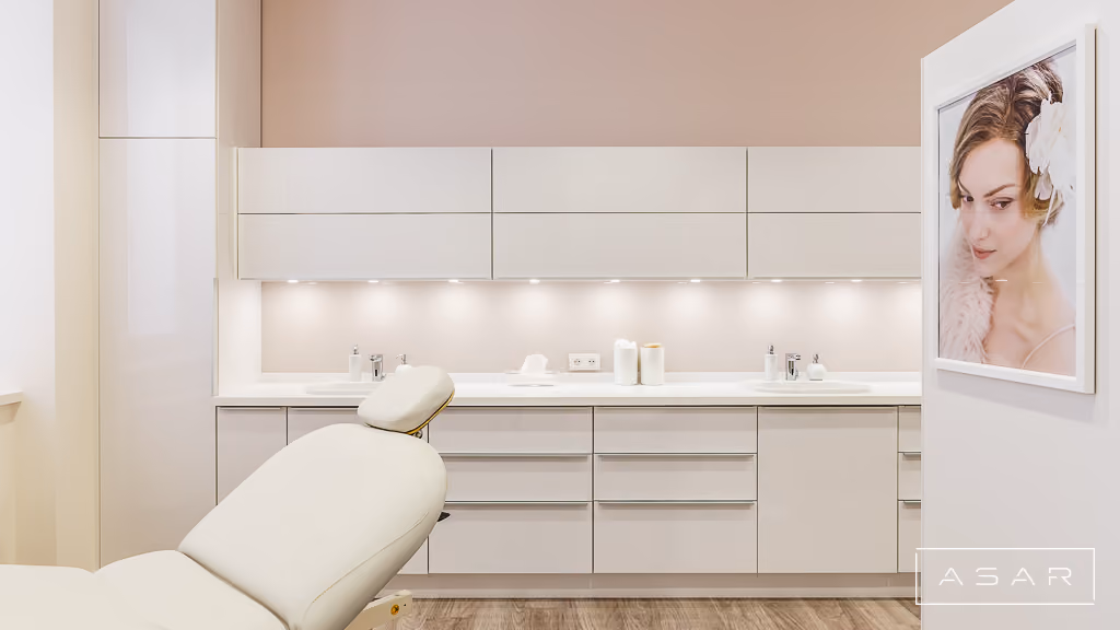 Gabinet zabiegowy Kliniki Bella z białą zabudową, fotelem kosmetycznym i pastelowymi detalami – ASAR Projekt