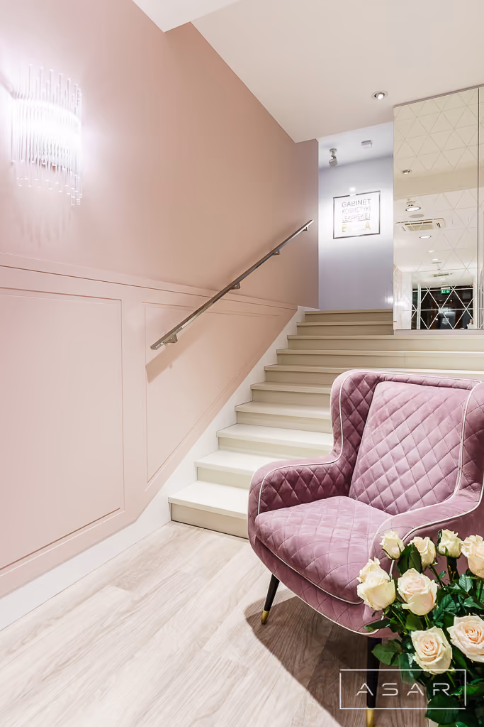 Schody w Klinice Bella z jasną balustradą i pastelową aranżacją wnętrza – ASAR Projekt