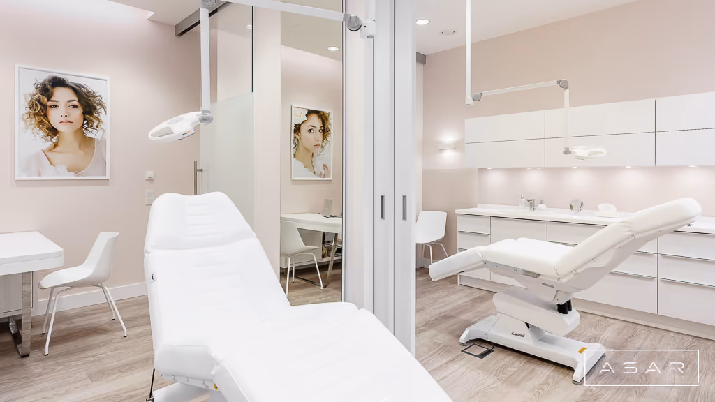 Gabinet zabiegowy Kliniki Bella z fotelami kosmetycznymi, jasną zabudową i dekoracyjnymi portretami – ASAR Projekt