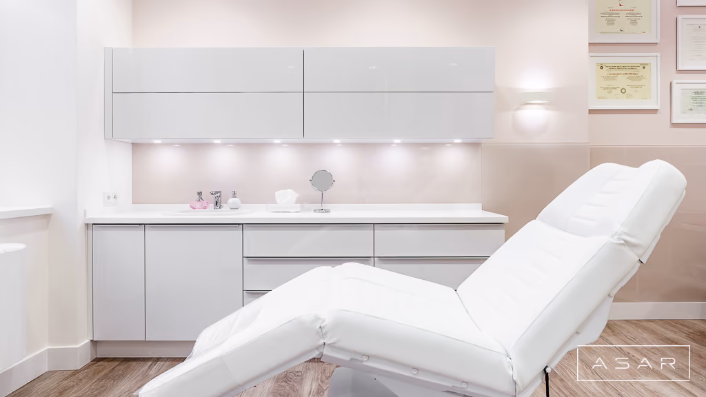 Gabinet Kliniki Bella z fotelem zabiegowym, podświetlaną zabudową i minimalistycznym wyposażeniem – ASAR Projekt
