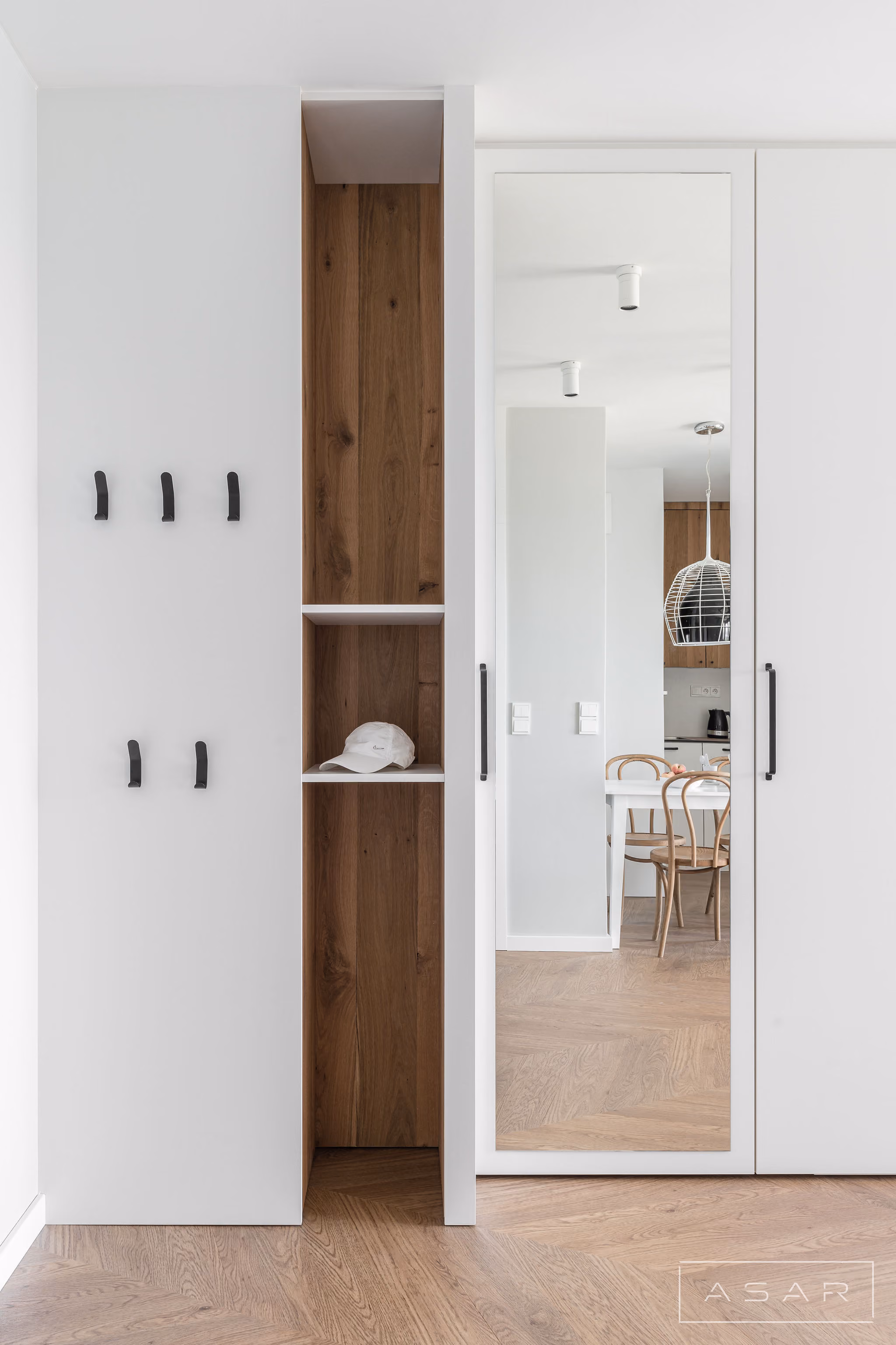Drewniana zaJasna zabudowa w apartamencie nad morzem – ASAR Projekt