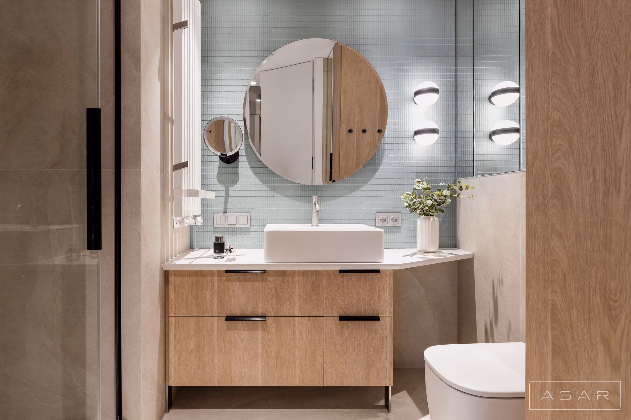 Łazienka z minimalistyczną zabudową i naturalnymi materiałami – ASAR Projekt