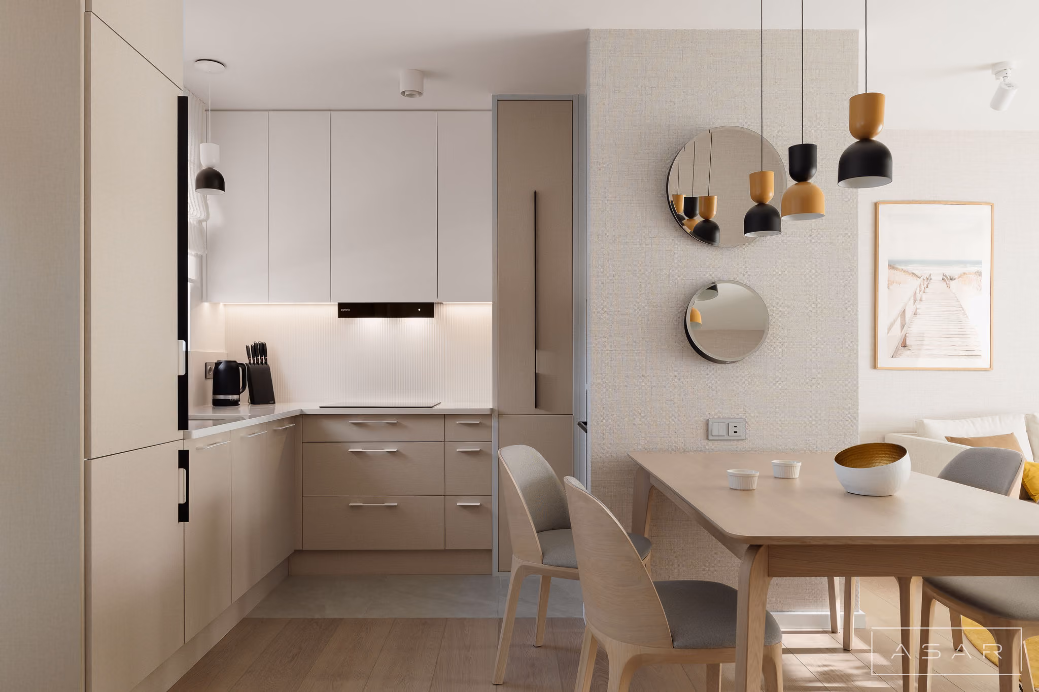 Jasna kuchnia z drewnianymi akcentami w apartamencie – ASAR Projekt