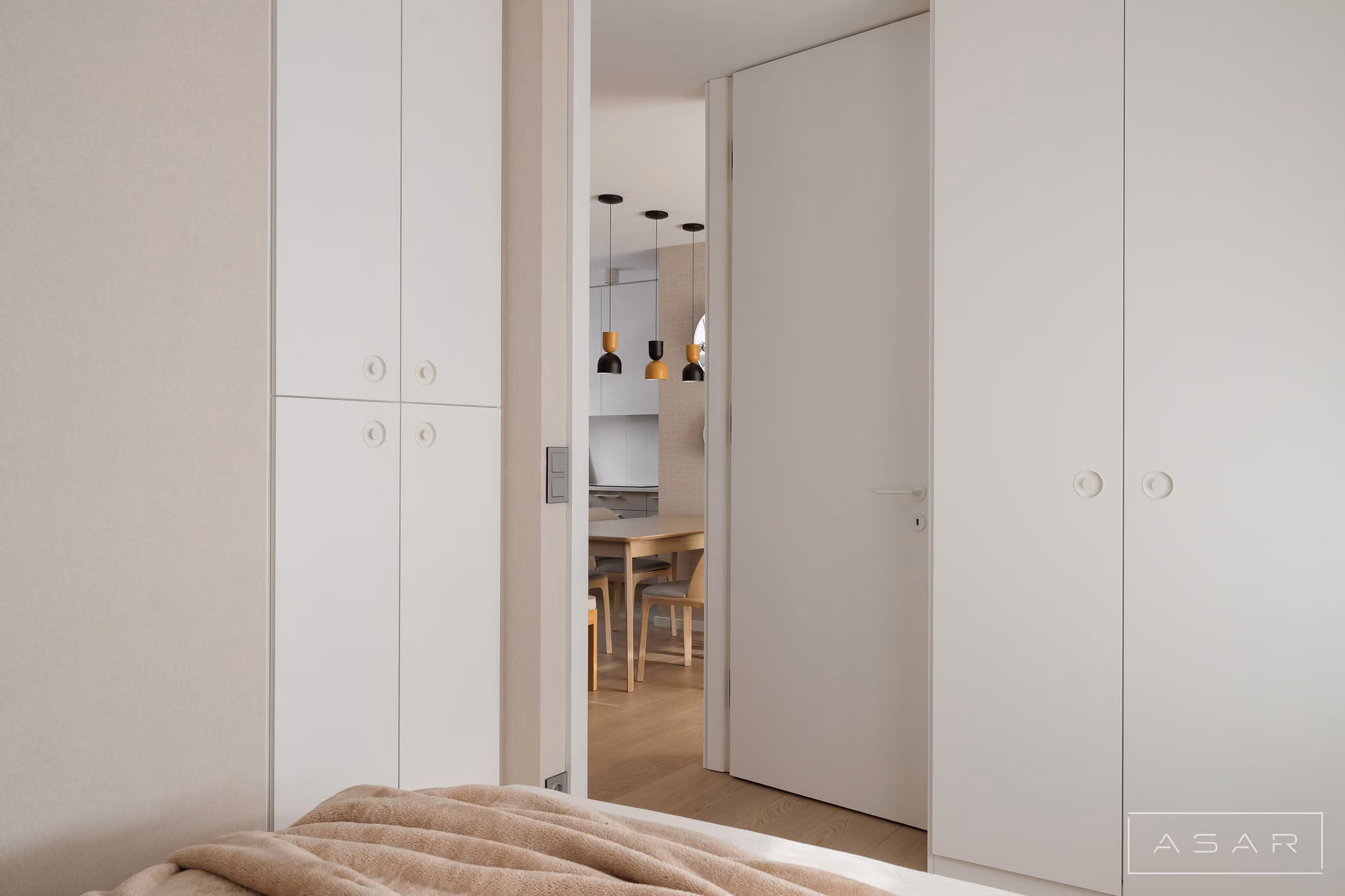 Jasna zabudowa garderobiana w apartamencie – ASAR Projekt