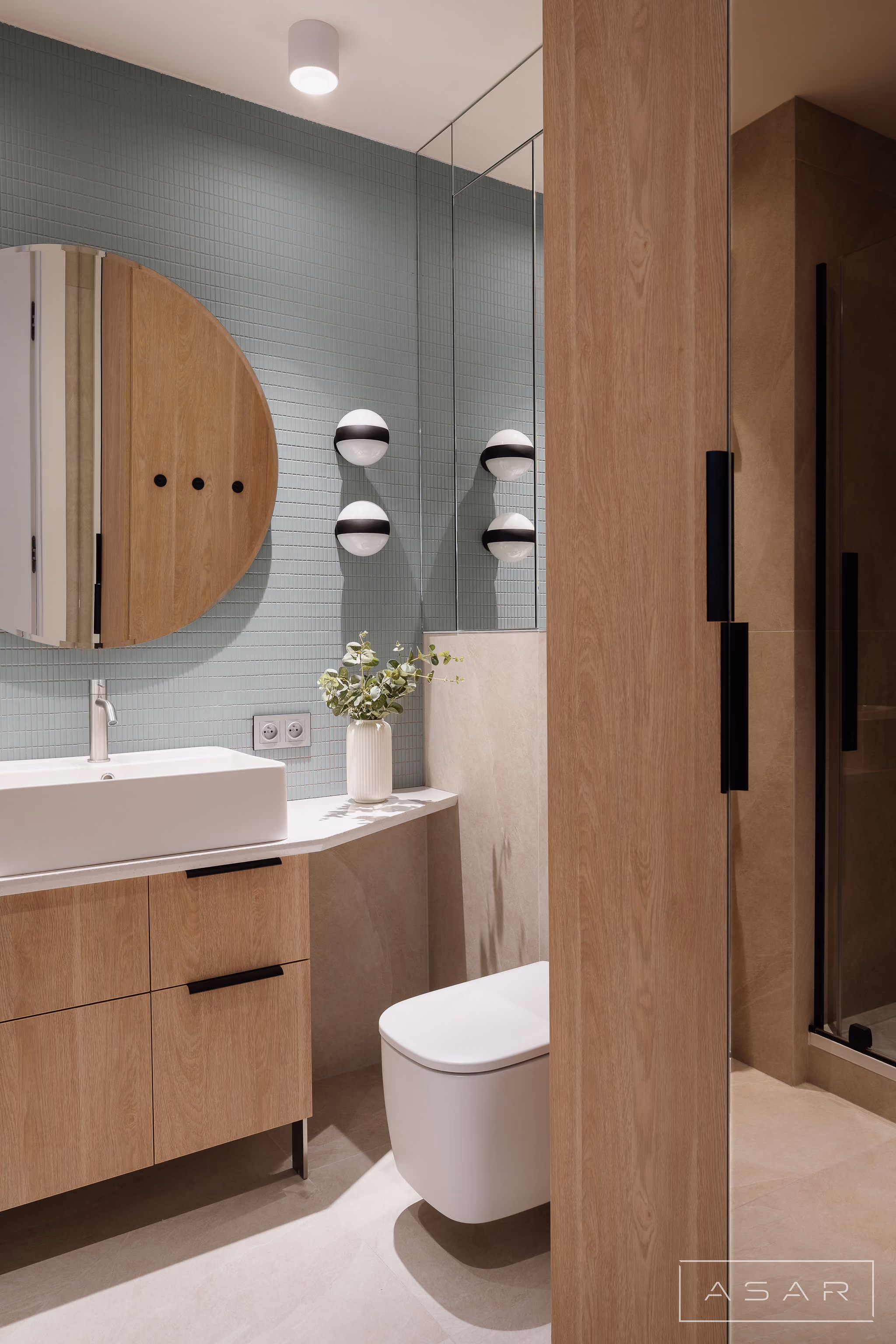 Łazienka z minimalistyczną zabudową i naturalnymi materiałami – ASAR Projekt