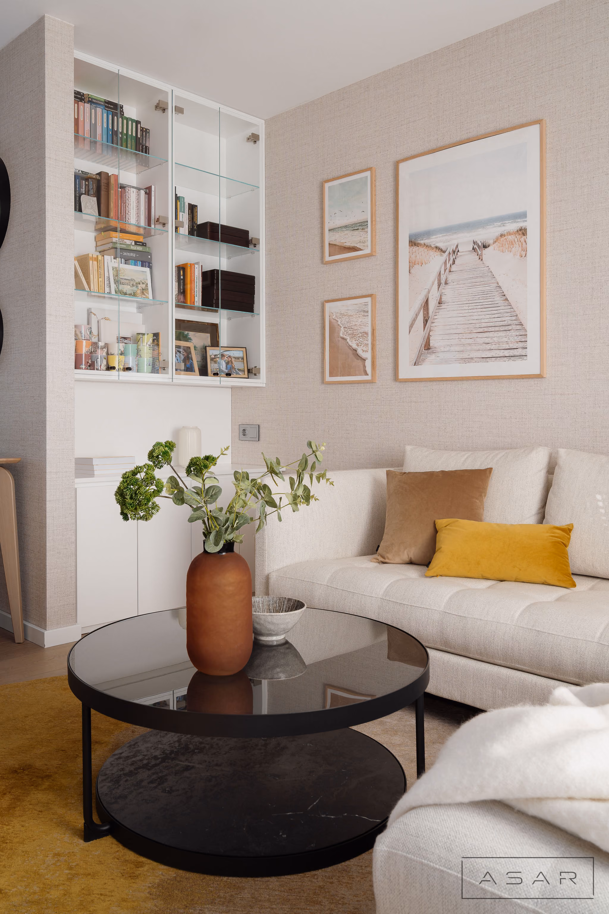 Strefa wypoczynkowa z zabudową telewizyjną w apartamencie – ASAR Projekt