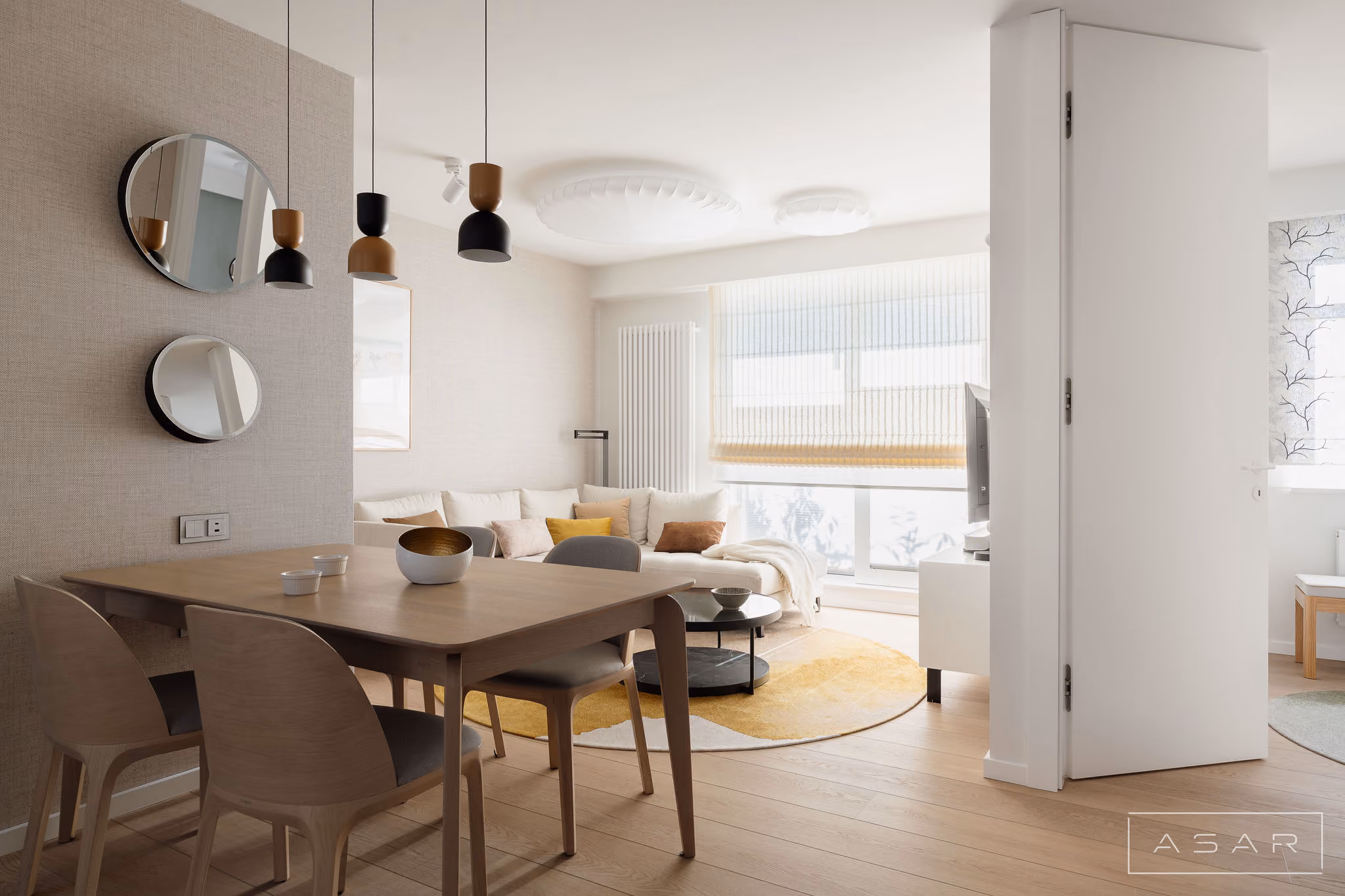 Jasna strefa dzienna w apartamencie w stylu Japandi – ASAR Projekt